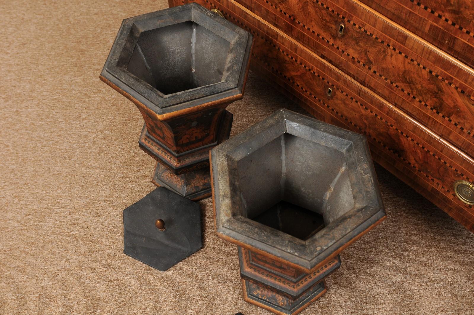 Paire d'urnes en tôle décorées de chinoiseries:: fin du 19ème siècle en vente 8