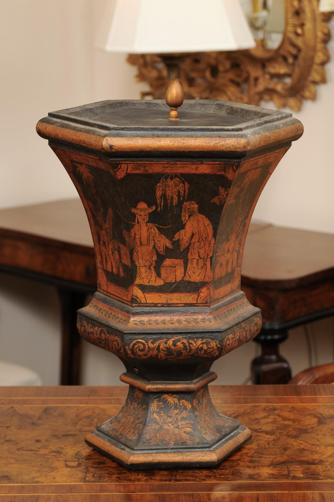 XIXe siècle Paire d'urnes en tôle décorées de chinoiseries:: fin du 19ème siècle en vente