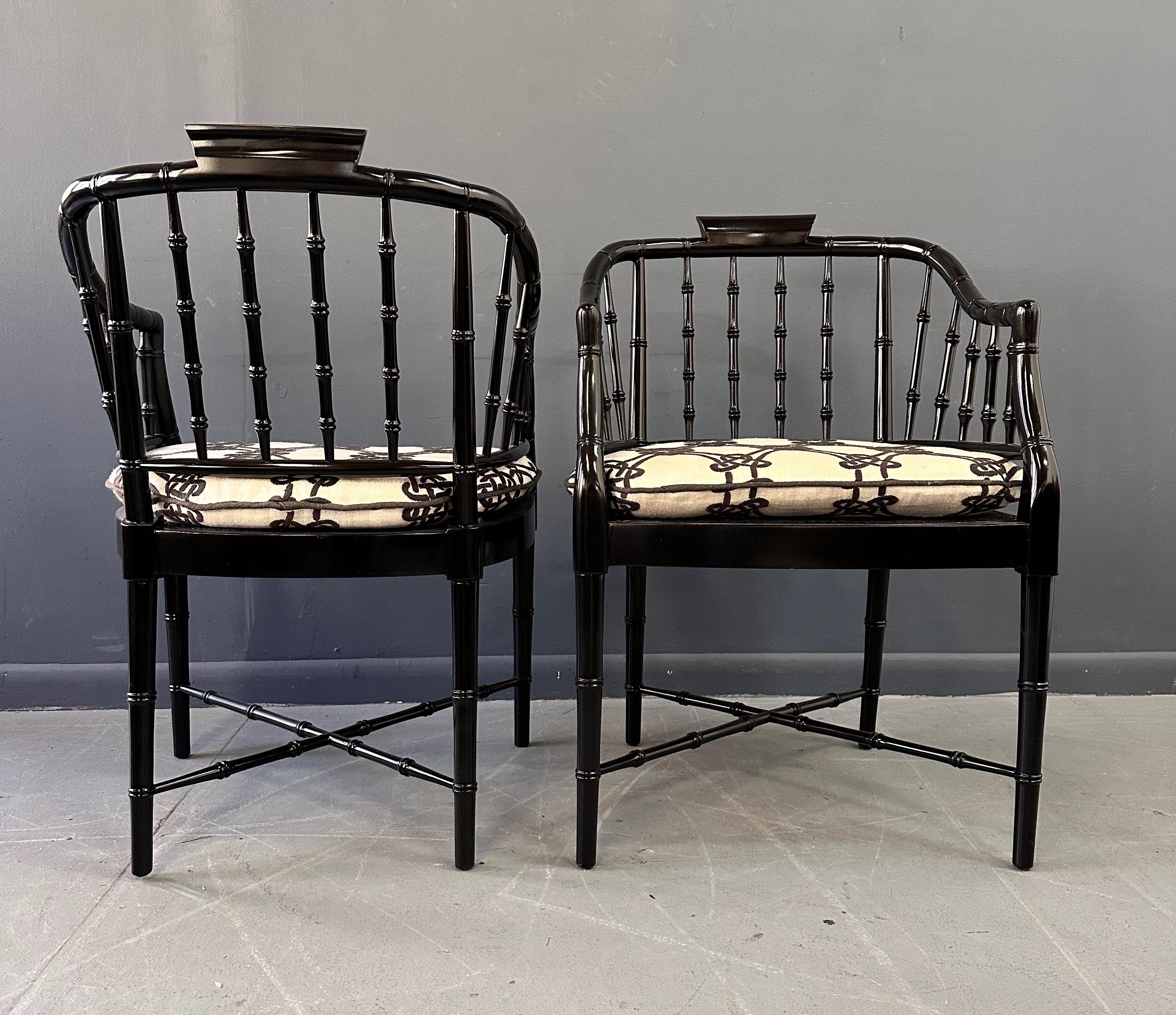 20th Century Pair of Chinoiserie Hollywood Regency Faux Bamboo Armchairs in Black by Baker For Sale