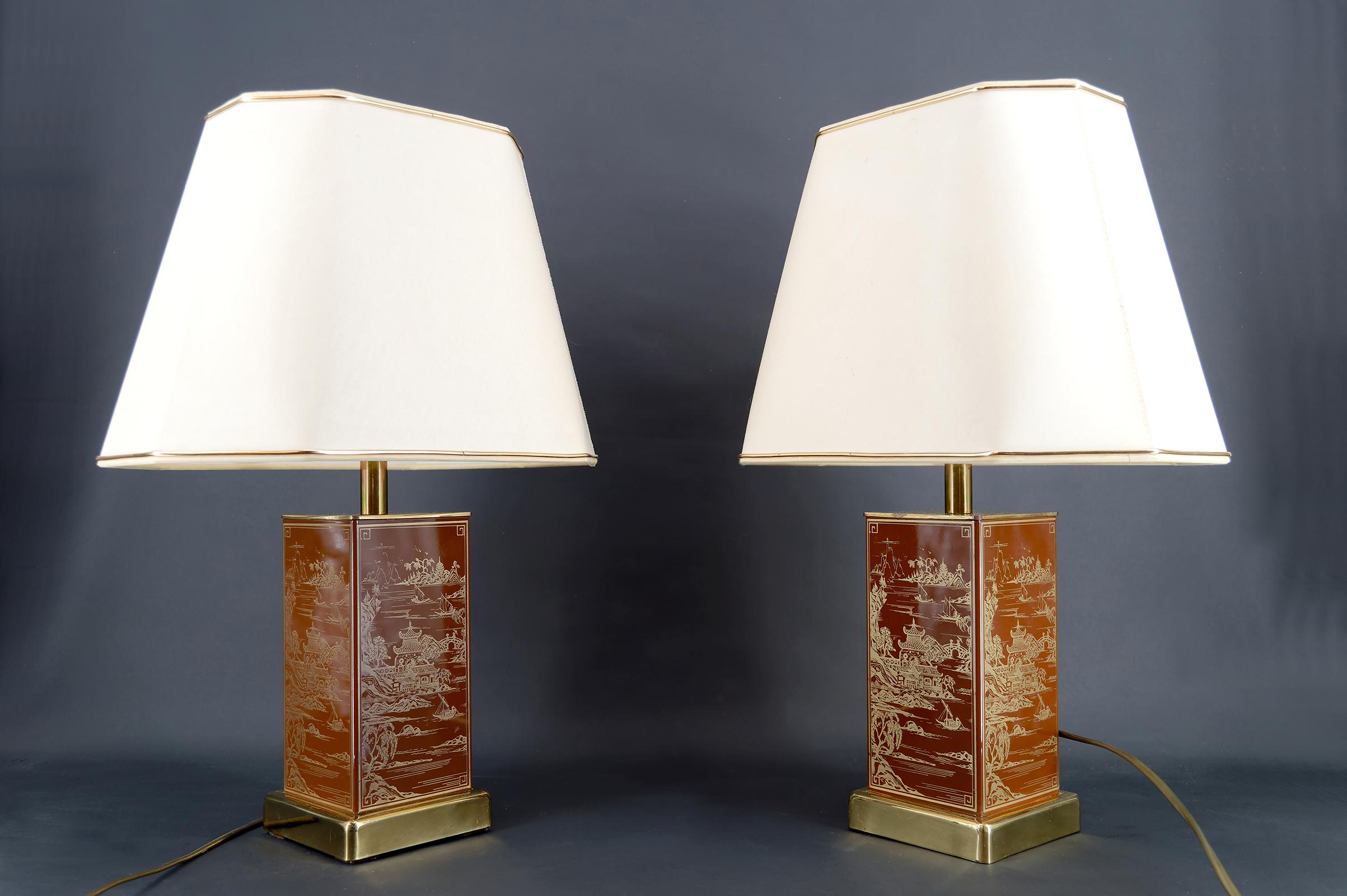 Paire de lampes Chinoiserie / Japonisme - Style Hollywood Regency
France, Circa 1970

Une élégante paire de lampes au goût raffiné de l'Extrême-Orient, mêlant des inspirations chinoises et japonaises emblématiques du style Hollywood Regency.

Datant