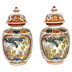 Pareja de jarrones con tapa de porcelana policromada china