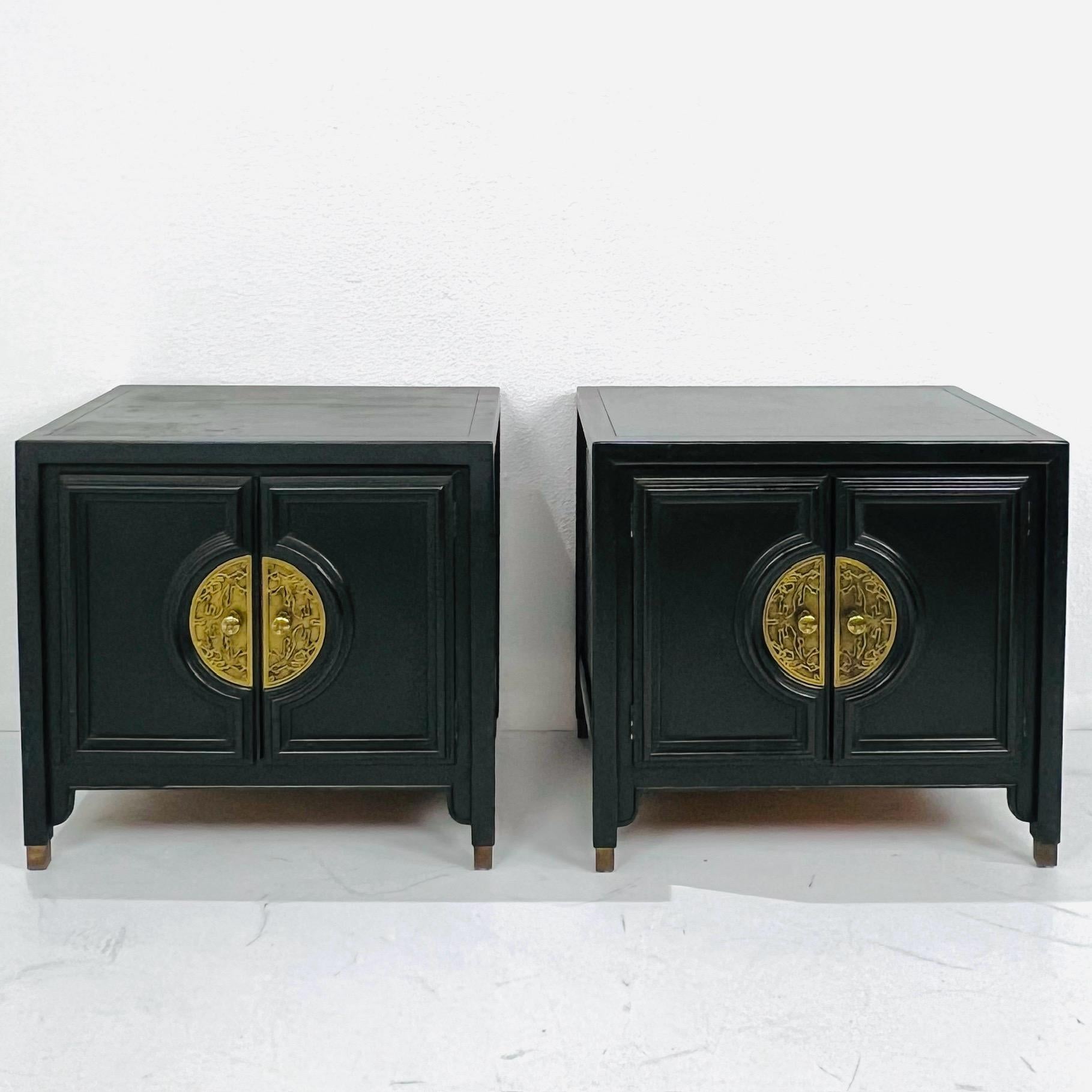 Mid-Century Modern Pair of Chinoiserie Nightstands by Century Furniture For Sale