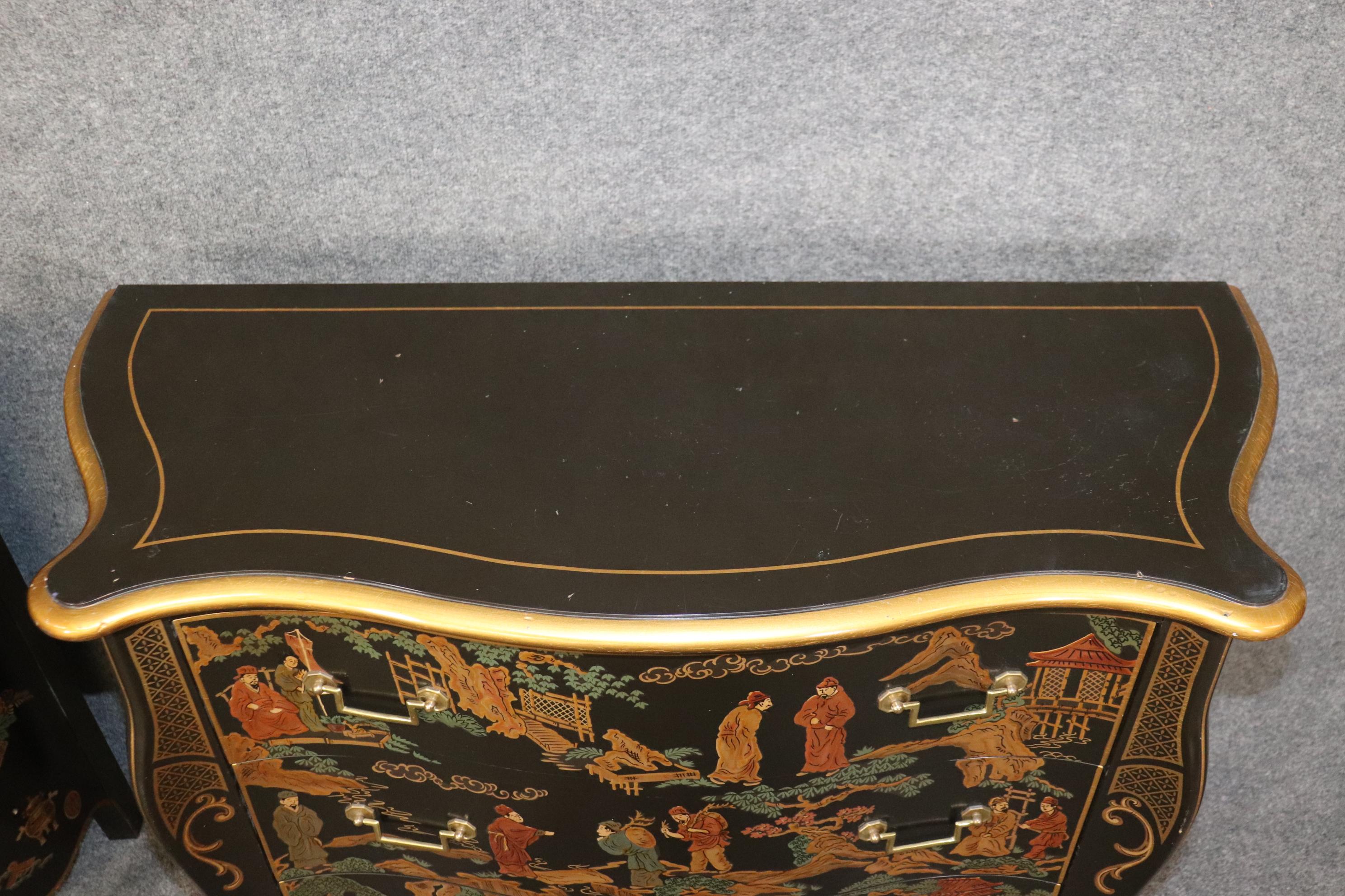 Noyer Paire de commodes de style Louis XV peintes et de style chinoiseries, de taille moyenne, vers 1970 en vente