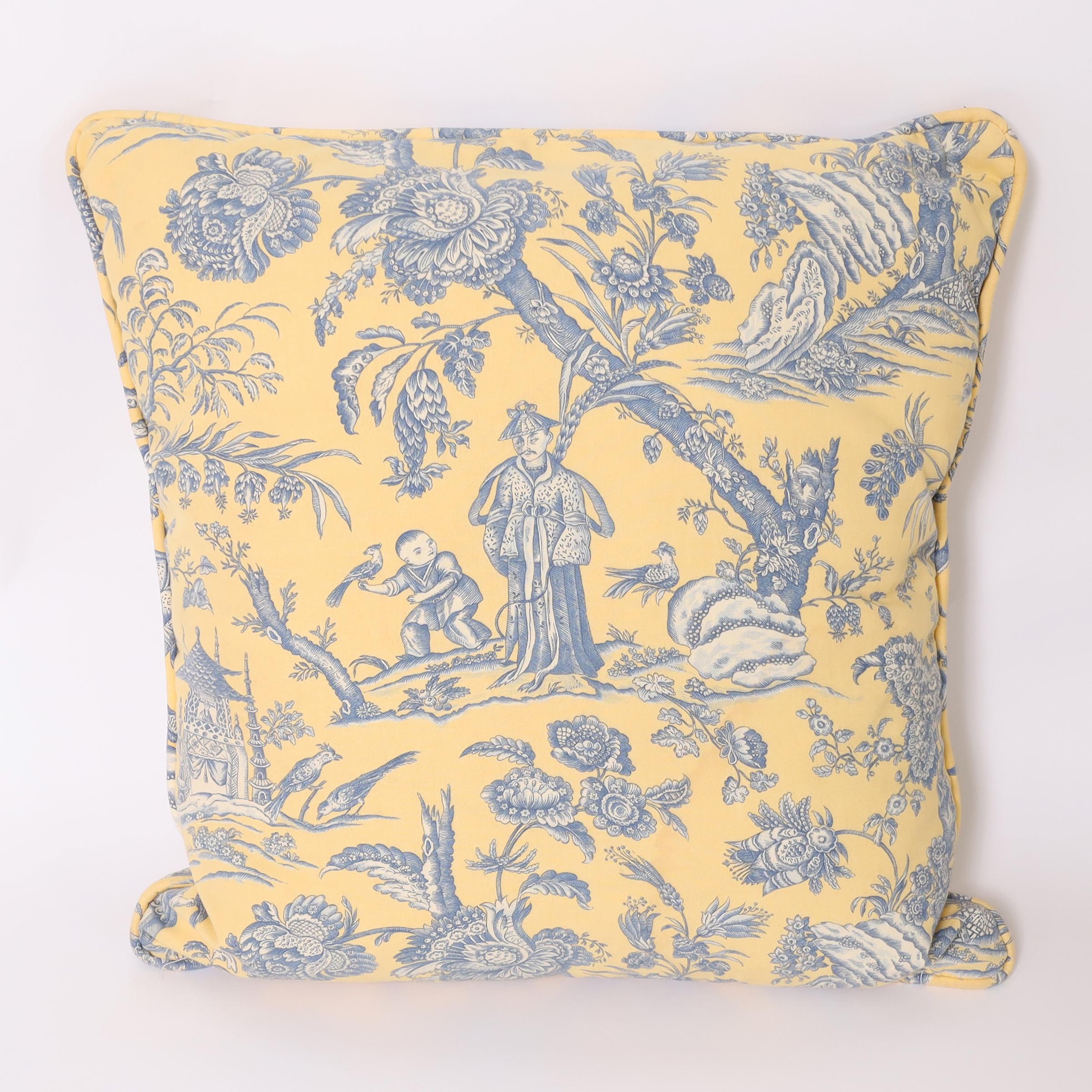 Coppia di cuscini in cotone in stile toile con fiori, uccelli, figure e pagode stampate in un affascinante blu su sfondo giallo.

Prezzo individuale