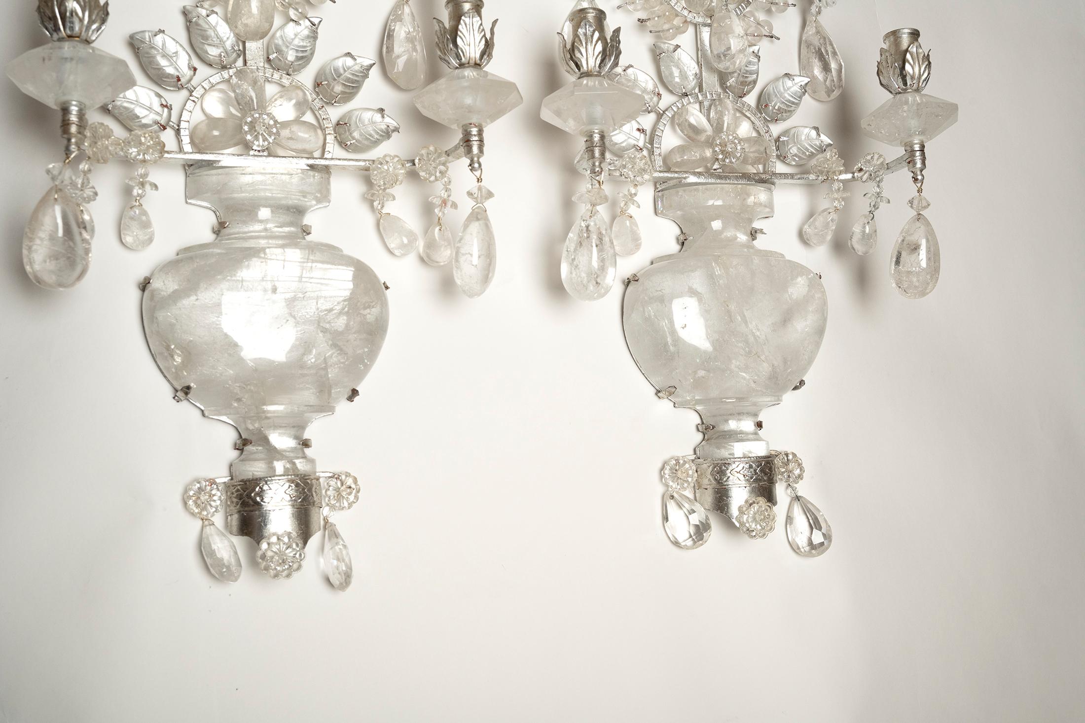 Chinoiseries Paire d'appliques à deux lumières en métal argenté et cristal de roche de style Chinoiserie en vente