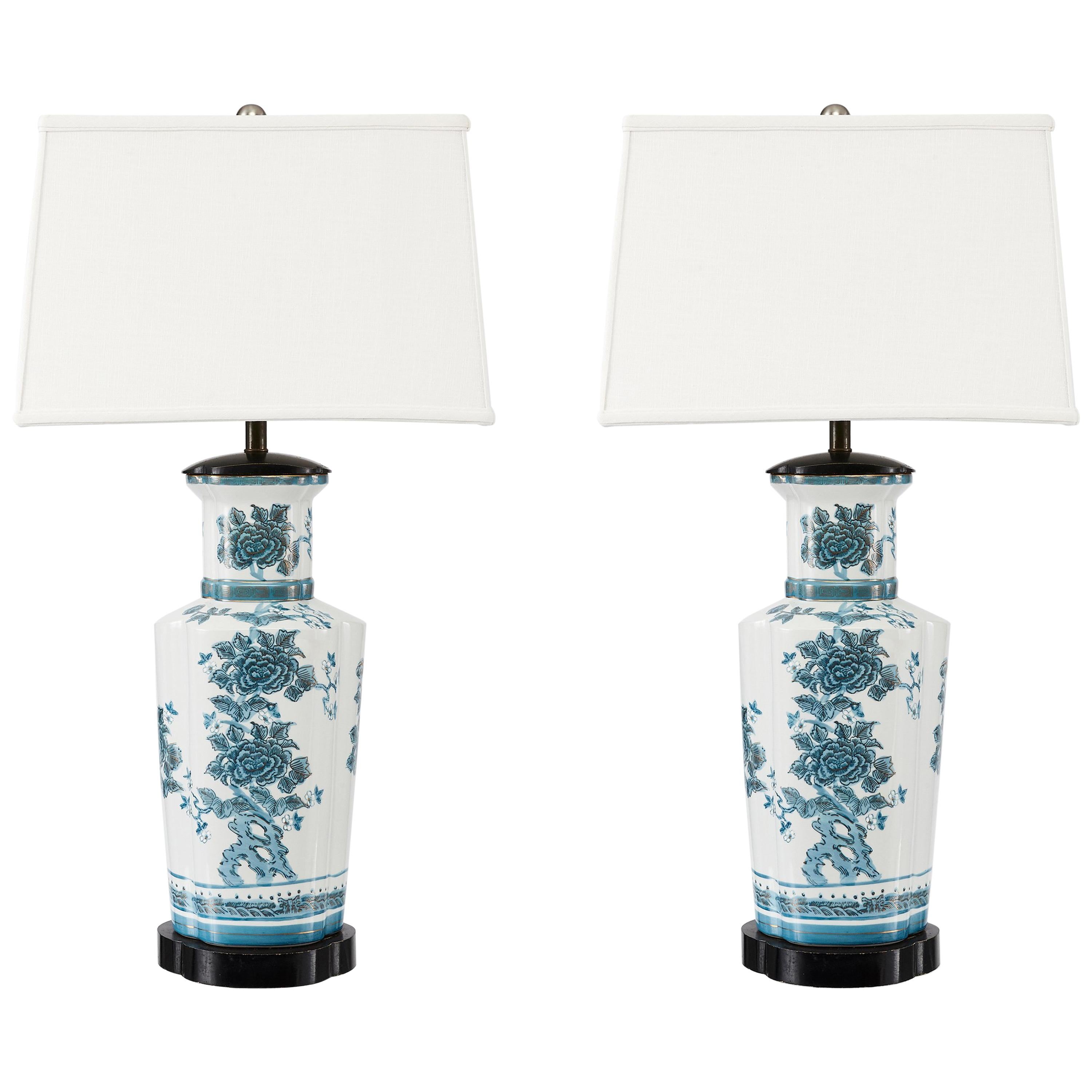Zwei blaue, handbemalte Chinoiserie-Tischlampen im Stil von Billy Haines im Angebot