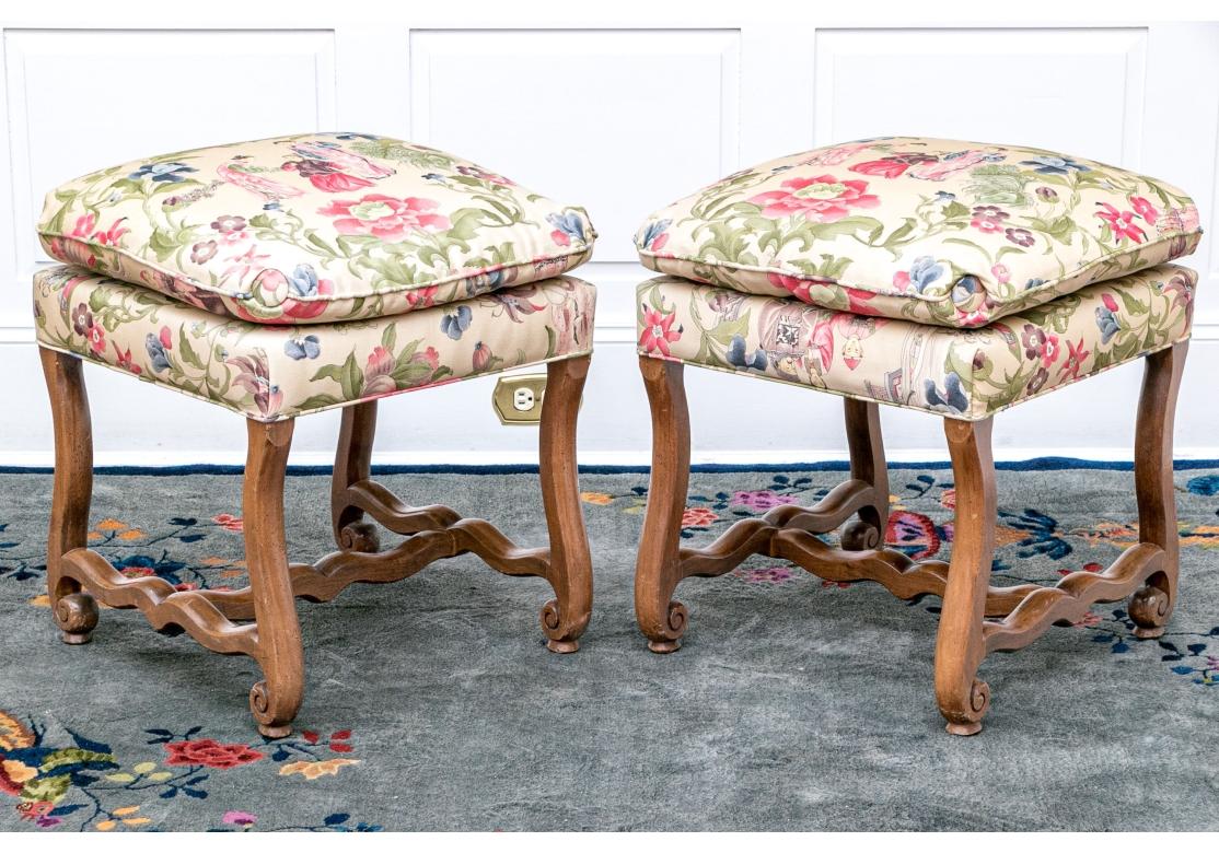  Un'elegante e colorata coppia di sedute in stile Luigi XIV, realizzate in ricco legno di noce e rivestite in modo impeccabile con un tessuto floreale con tre figure asiatiche. Il design classico è caratterizzato da intagli ornamentali e tessuti