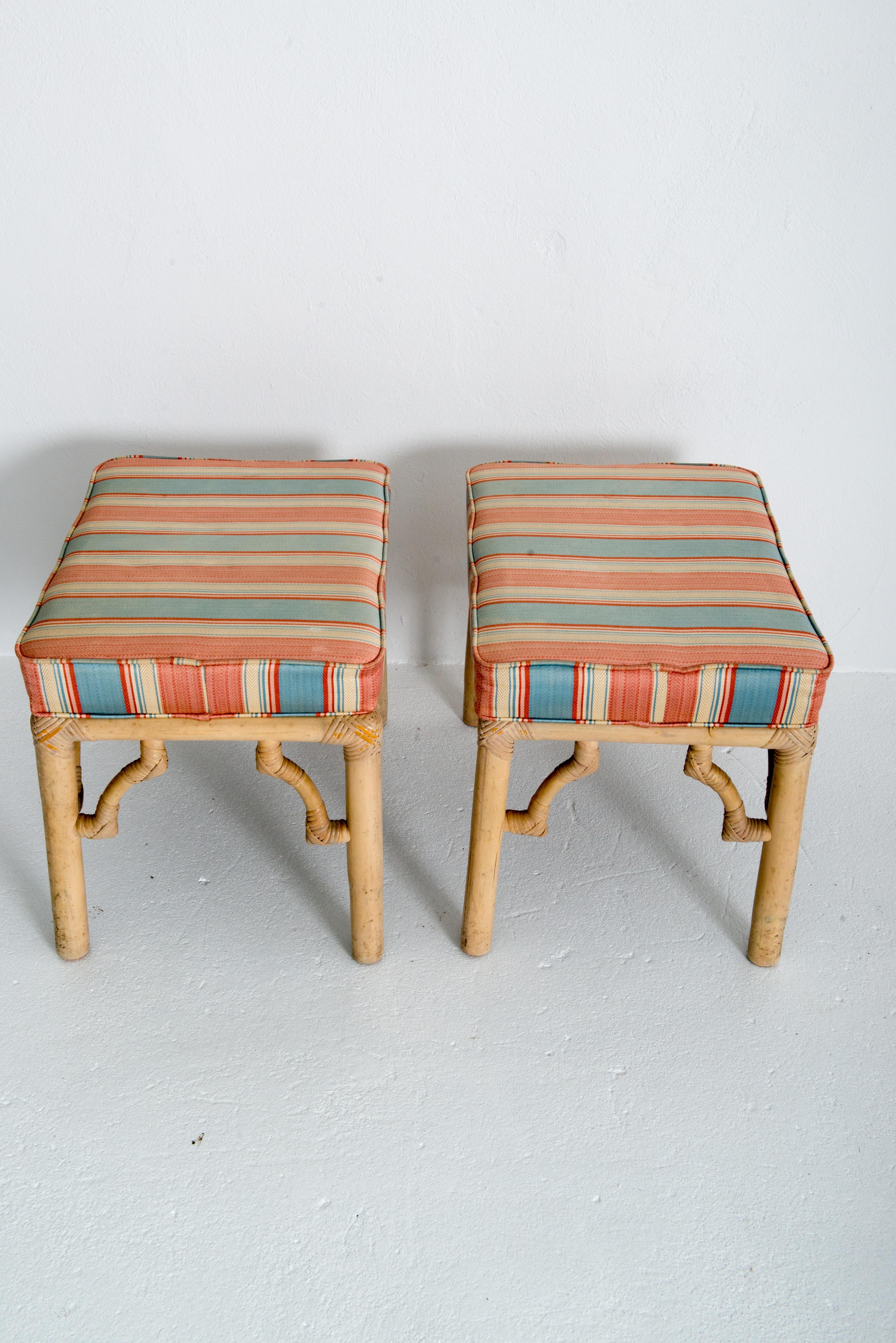 Paire d'ottomans en rotin tapissés de style chinoiseries en vente 3