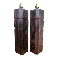 Paar Chinoiserie-Tischlampen aus Holz mit geschnitzten Symbolen James Mont