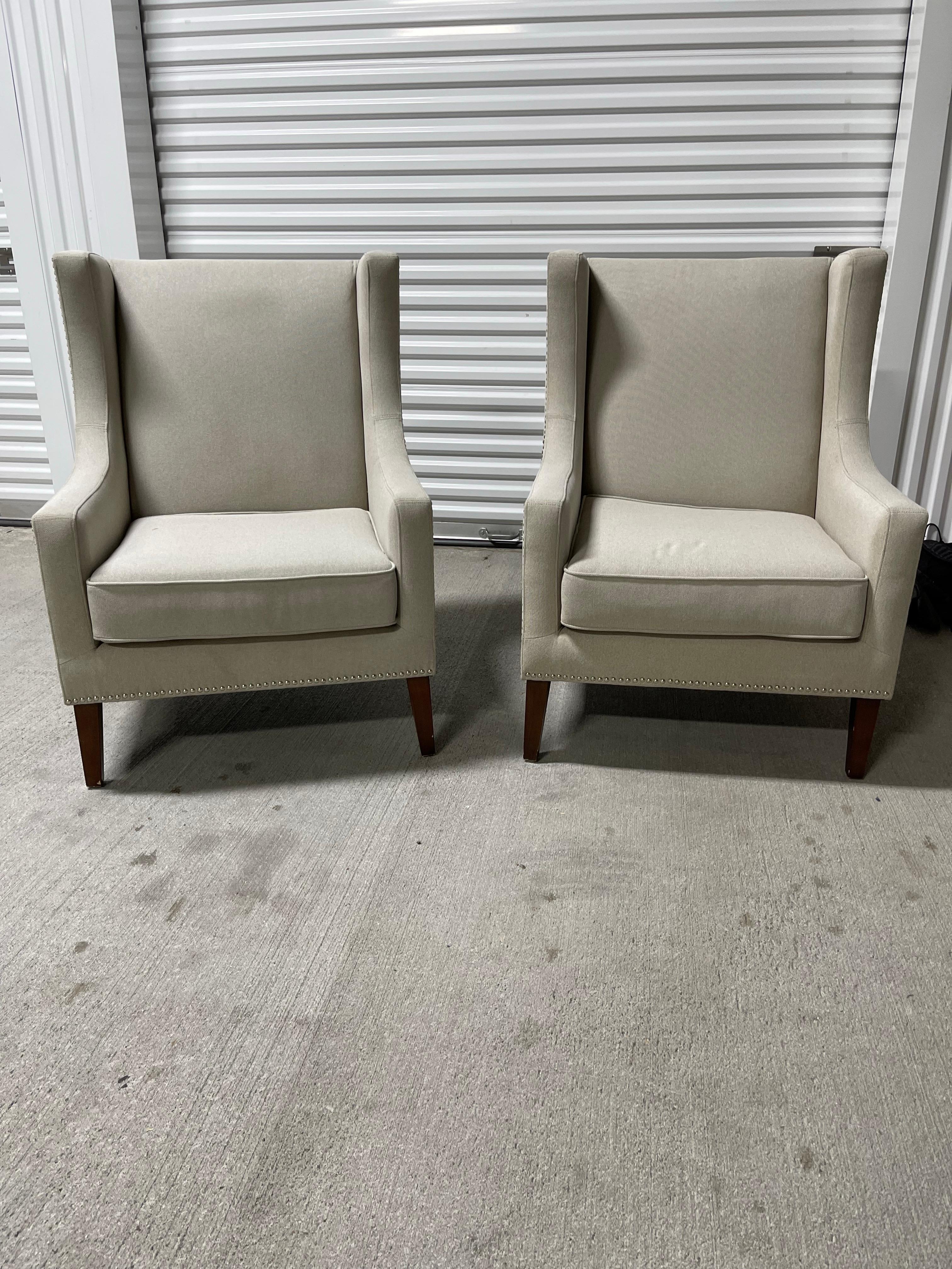 Paire de fauteuils club Chippendale en lin neutre avec coussins en duvet, 21e siècle
