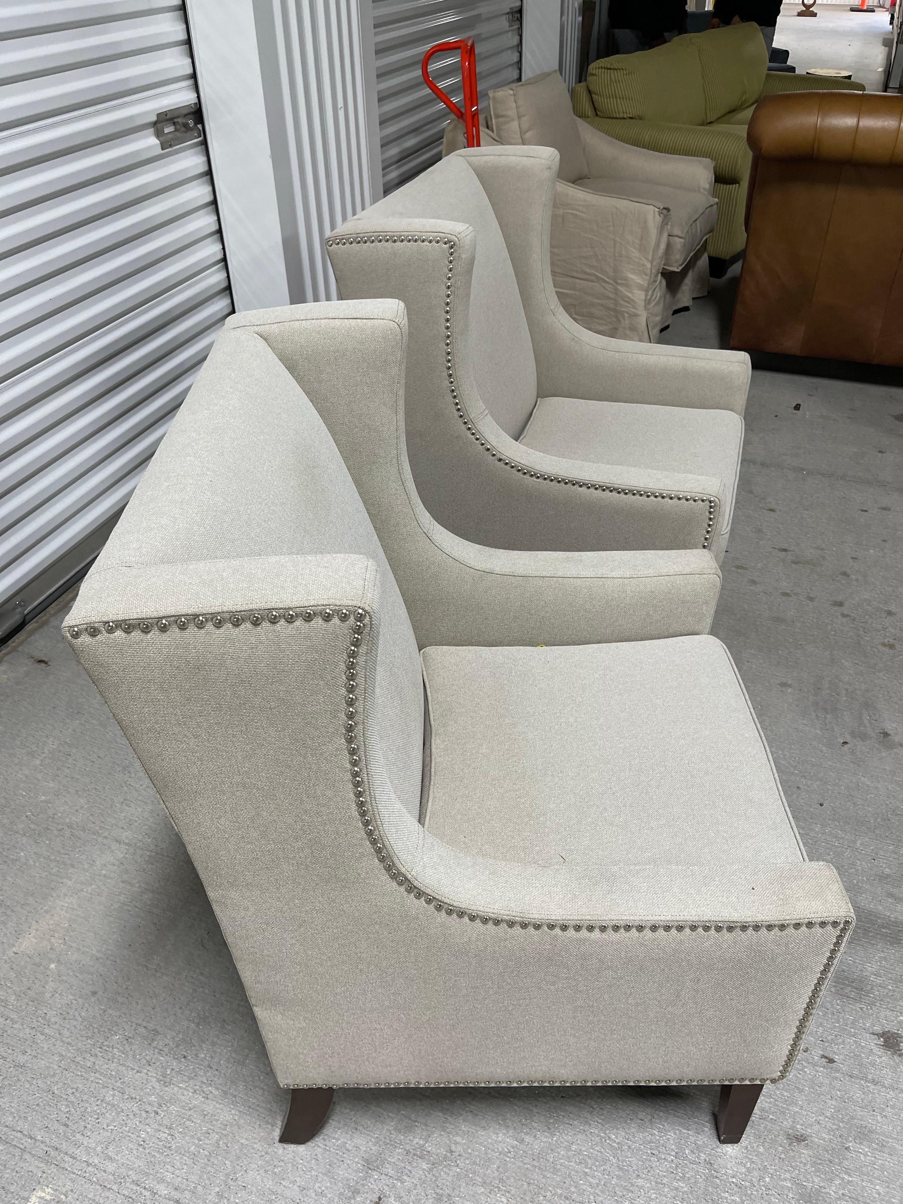 Paire de fauteuils club Chippendale en lin neutre et coussins en duvet, 21e siècle Bon état - En vente à Savannah, GA