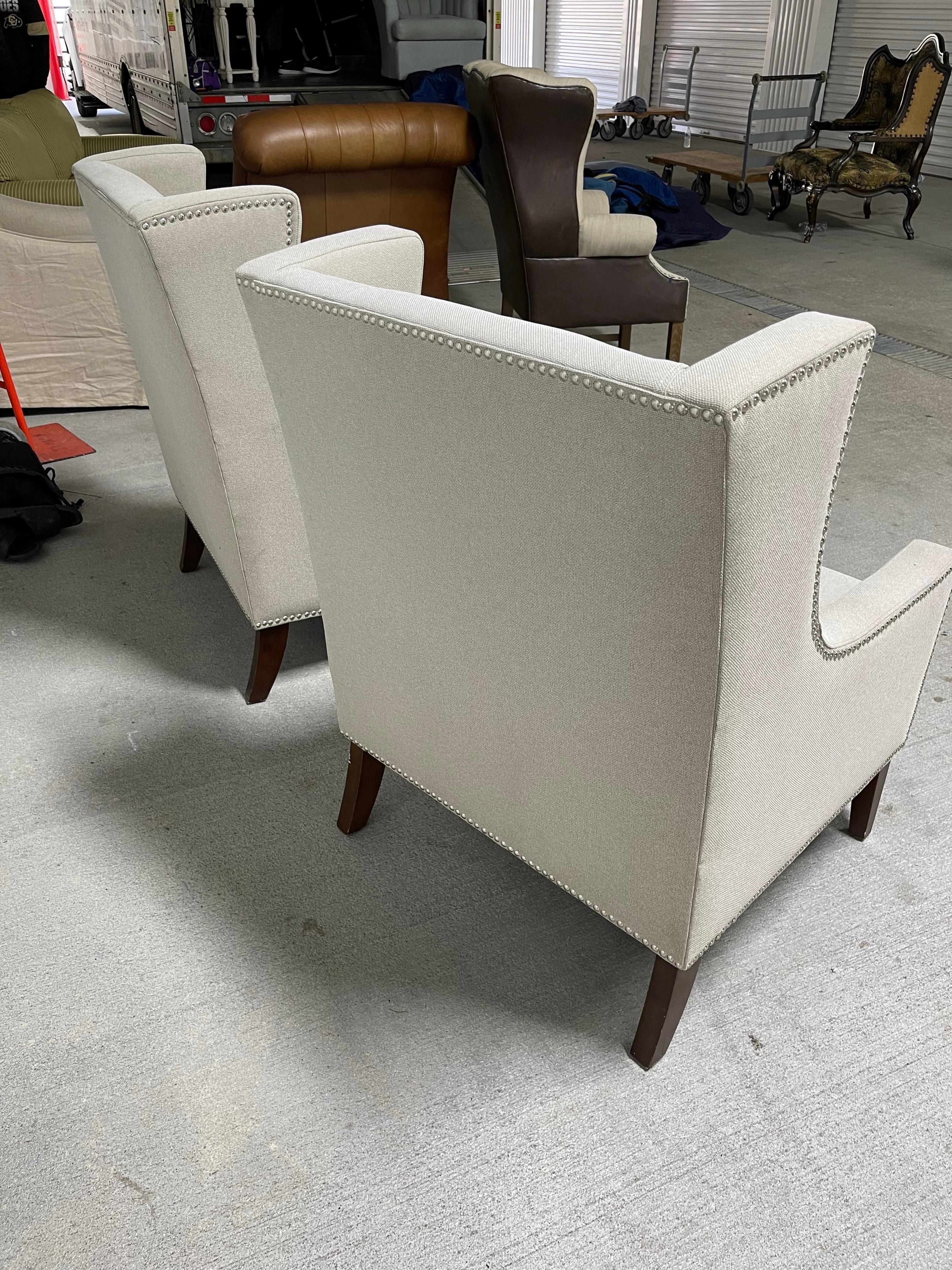XXIe siècle et contemporain Paire de fauteuils club Chippendale en lin neutre et coussins en duvet, 21e siècle en vente