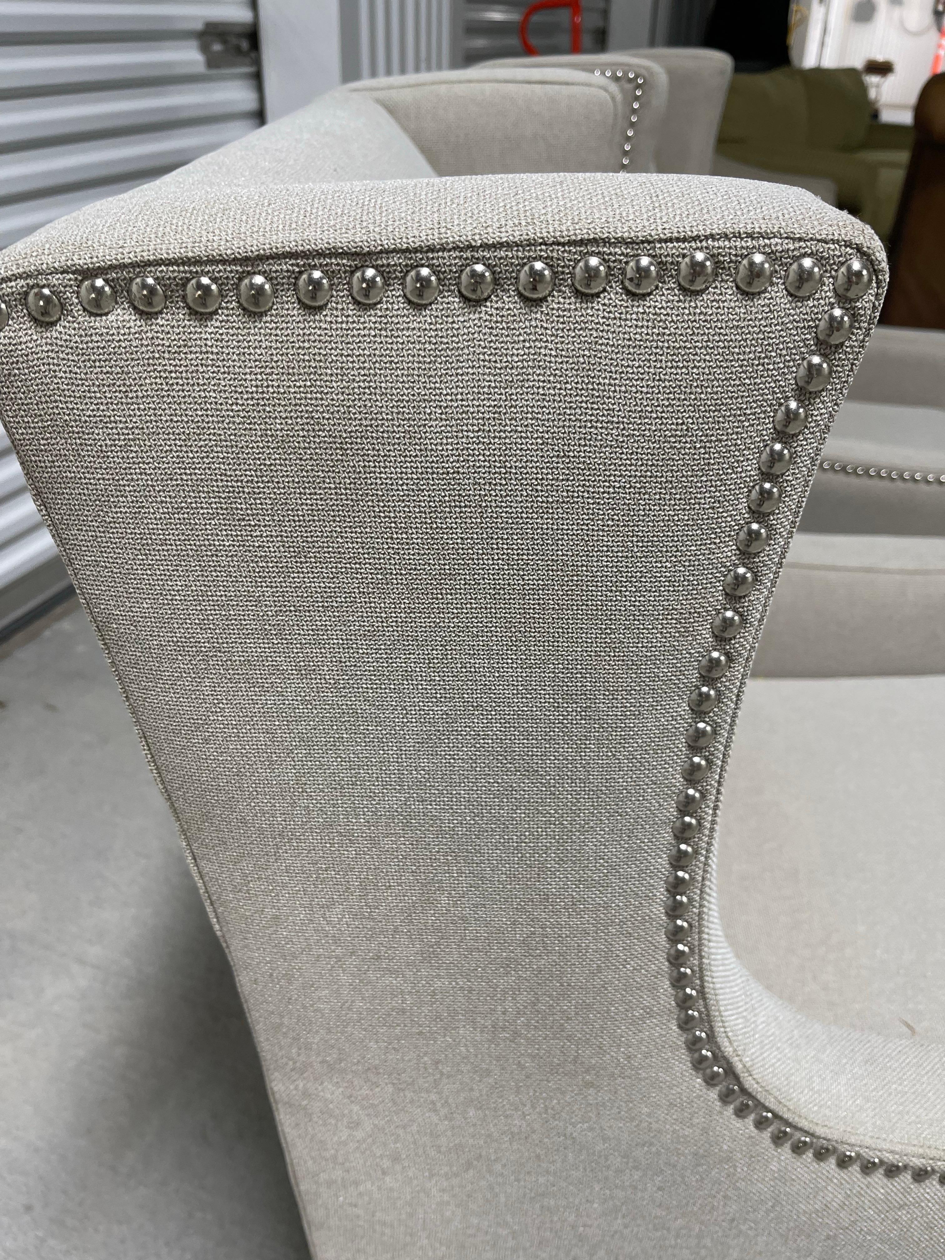 Tissu Paire de fauteuils club Chippendale en lin neutre et coussins en duvet, 21e siècle en vente