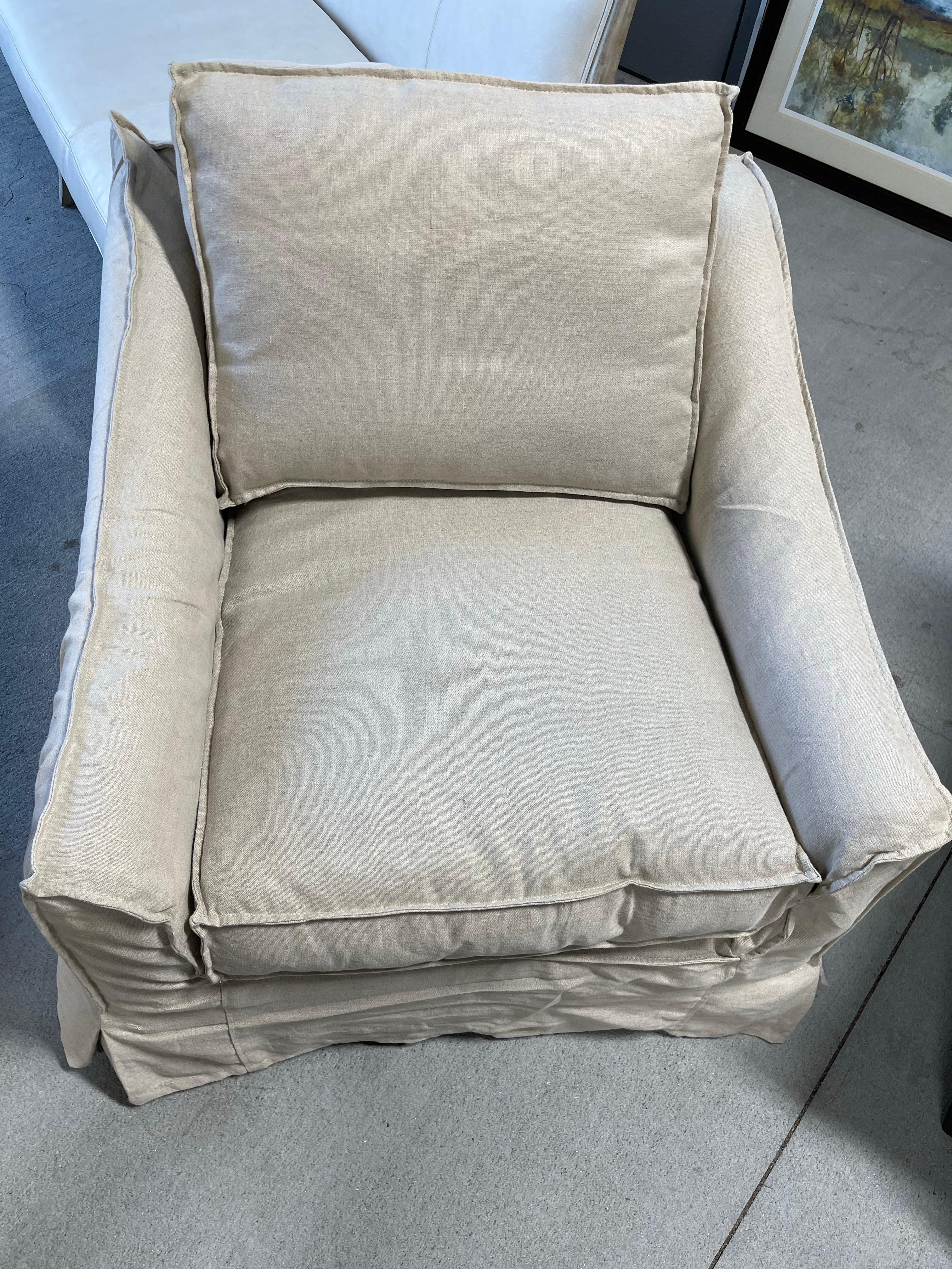Américain Paire de fauteuils club en lin neutre avec coussins en duvet, 21e siècle en vente