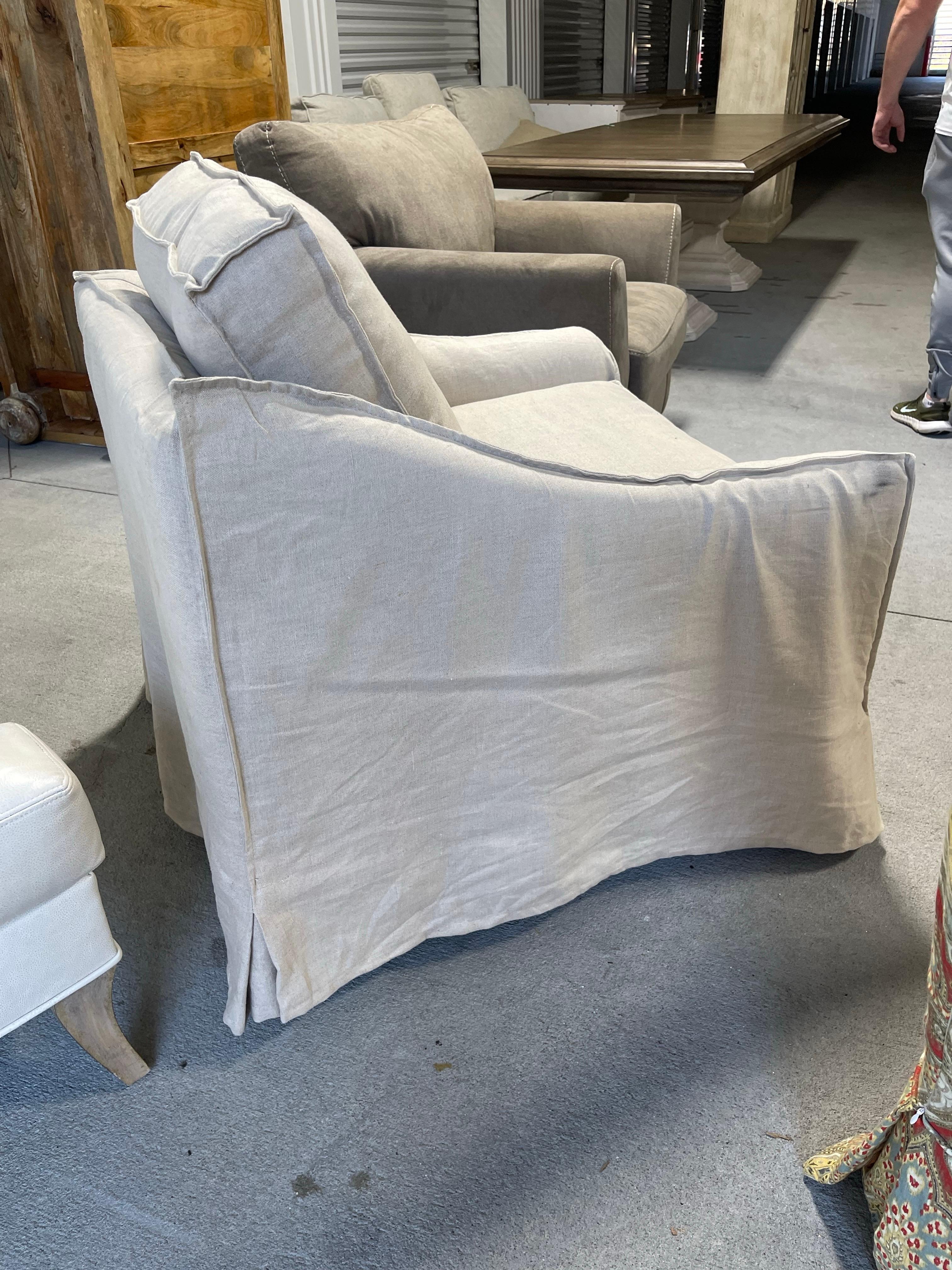Paire de fauteuils club en lin neutre avec coussins en duvet, 21e siècle Bon état - En vente à Savannah, GA