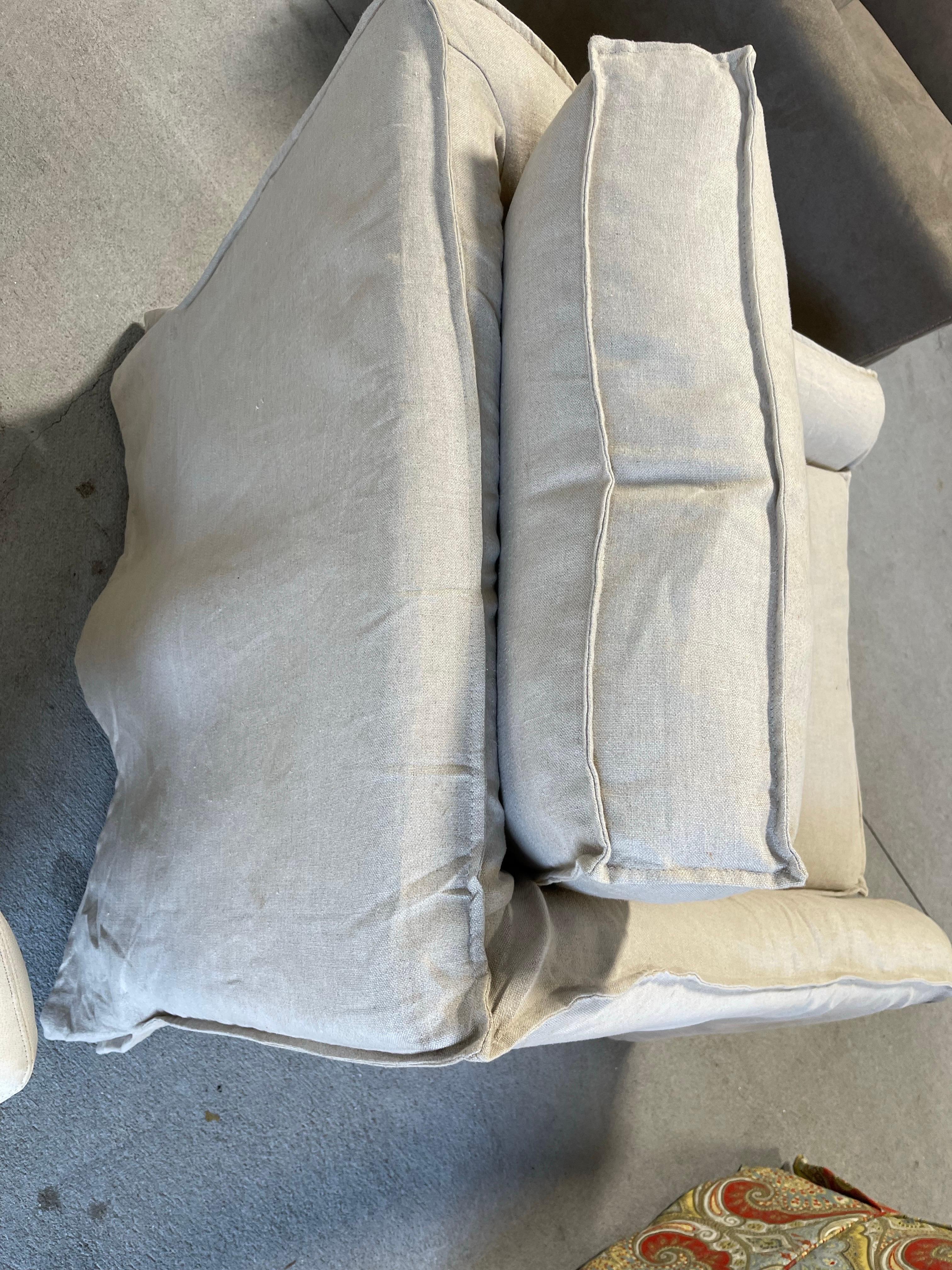 XXIe siècle et contemporain Paire de fauteuils club en lin neutre avec coussins en duvet, 21e siècle en vente