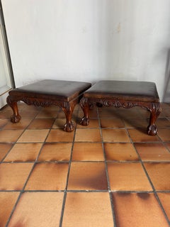 Ein Paar große, niedrige Fußhocker im Chippendale-Stil aus Mahagoni und Leder