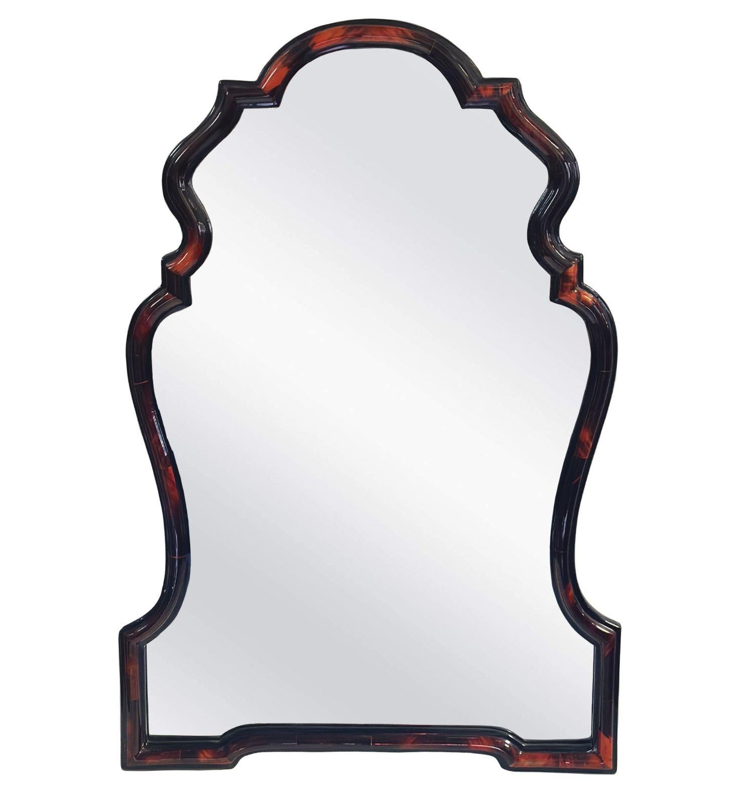 Coppia di specchi da parete in stile Chippendale, realizzati in corno rosso e con finitura in resina poliestere lucida. La cornice ha un design particolare. Prodotto in Nord America, negli anni '80 circa.
Dimensioni:
43,5 