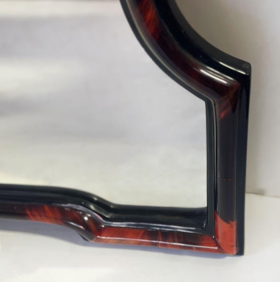 Fine XX secolo Coppia di specchi Chippendale in corno rosso e resina in vendita