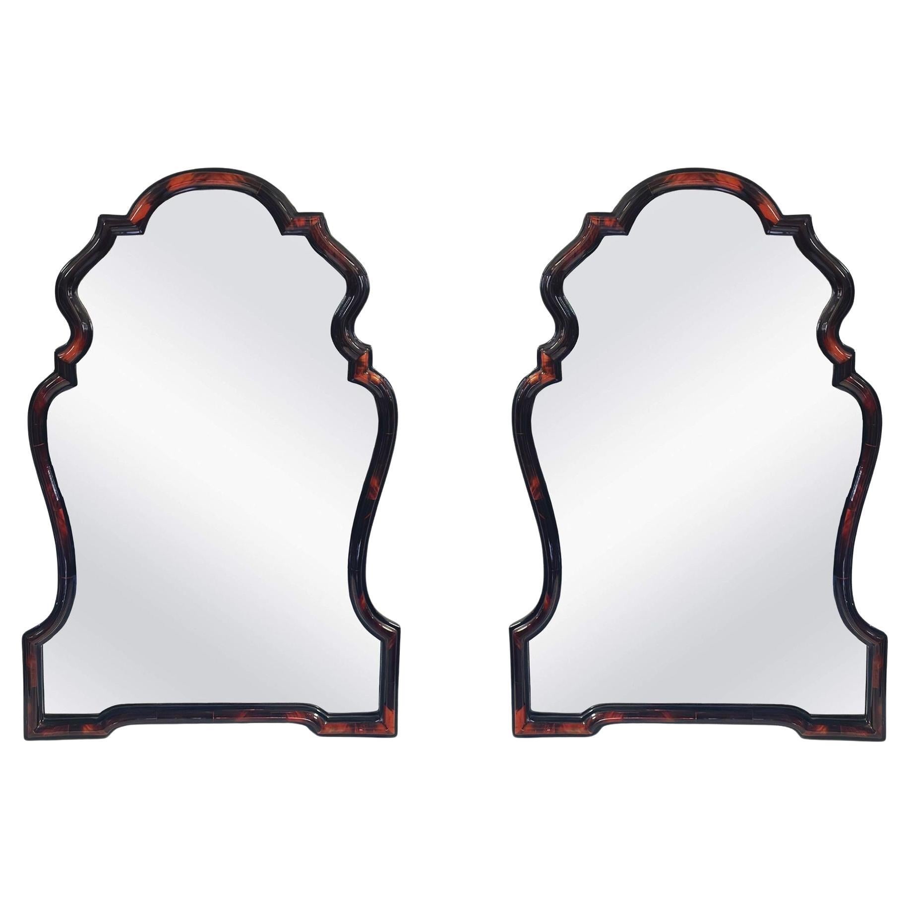 Paire de miroirs Chippendale en corne rouge et résine