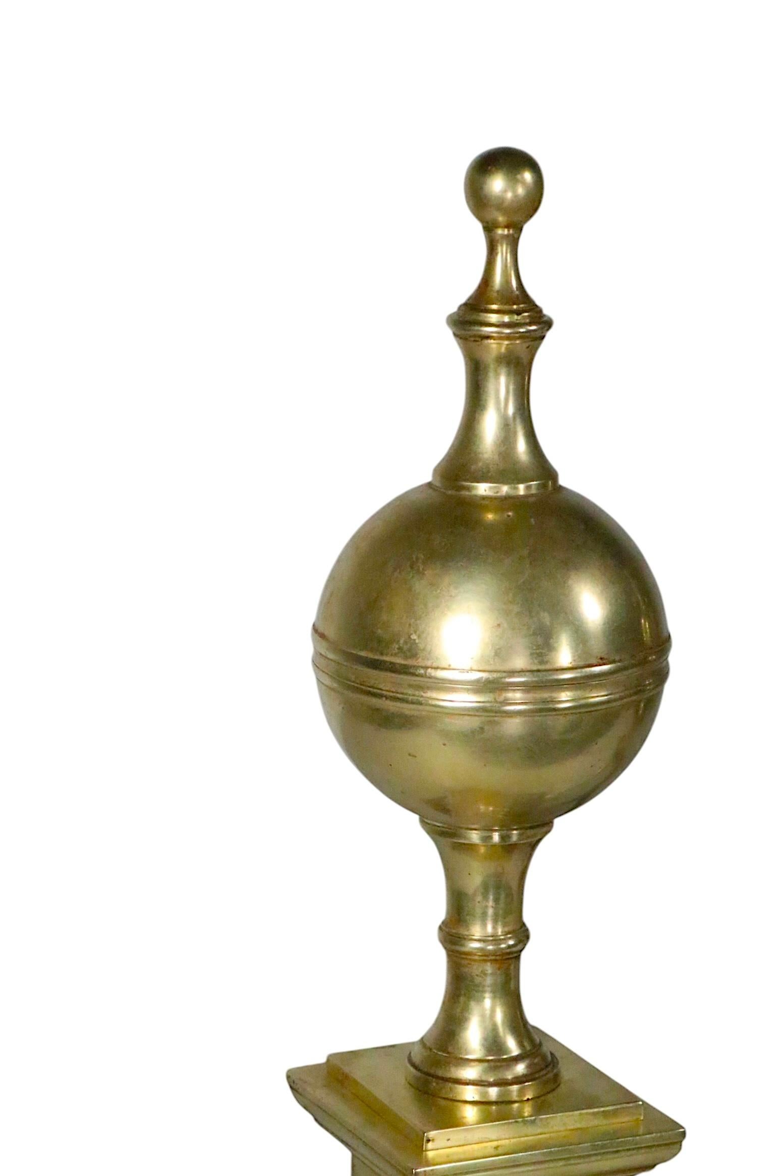 Ein Paar klassischer Androns im Chippendale-Stil, wahrscheinlich in den USA hergestellt, um 1900/30er Jahre. Die Andirons sind in sehr gutem, sauberem und gebrauchsfertigem Zustand, neu handpoliert. 
 