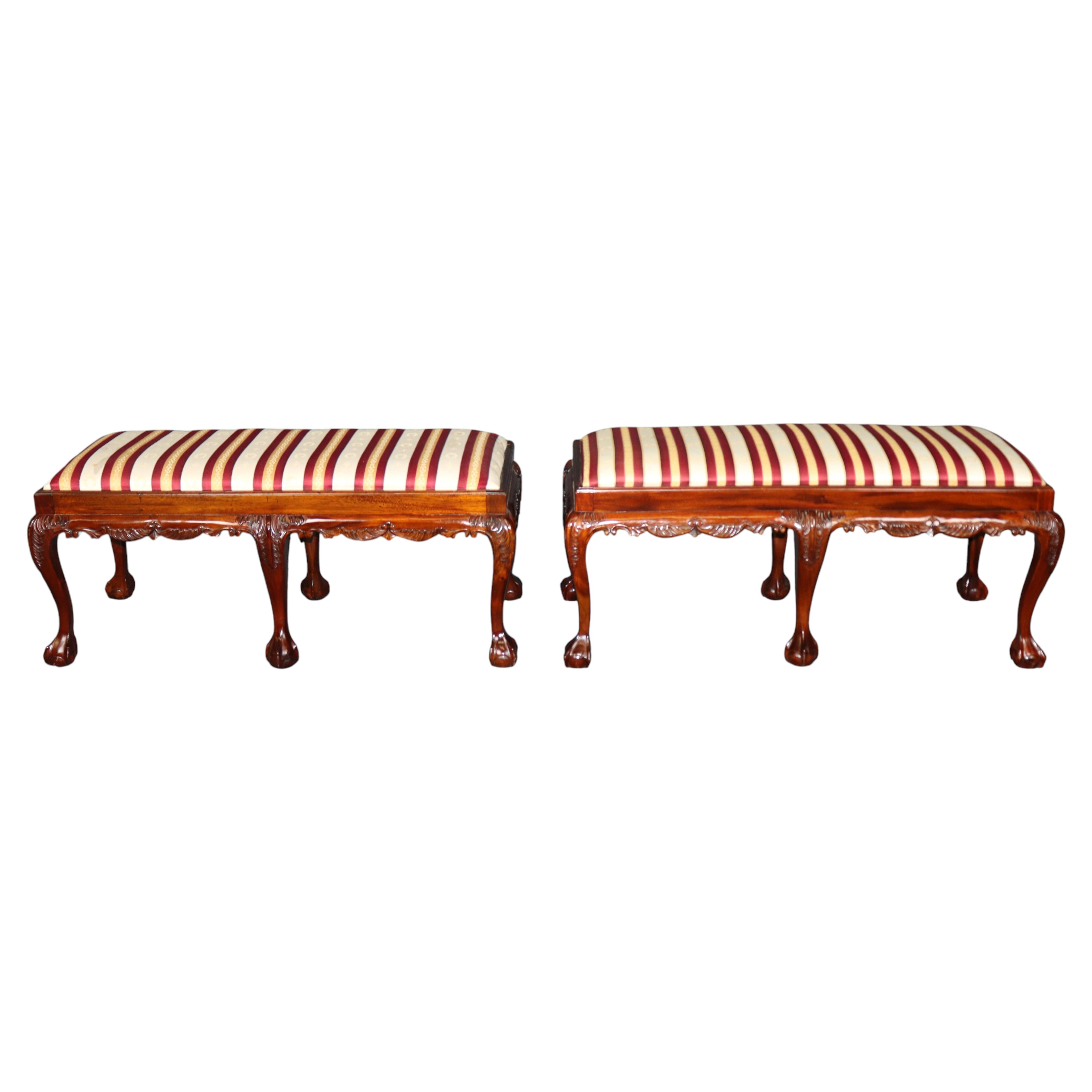 Par de bancos de caoba tallada con patas en forma de bola y garra, estilo Chippendale en venta