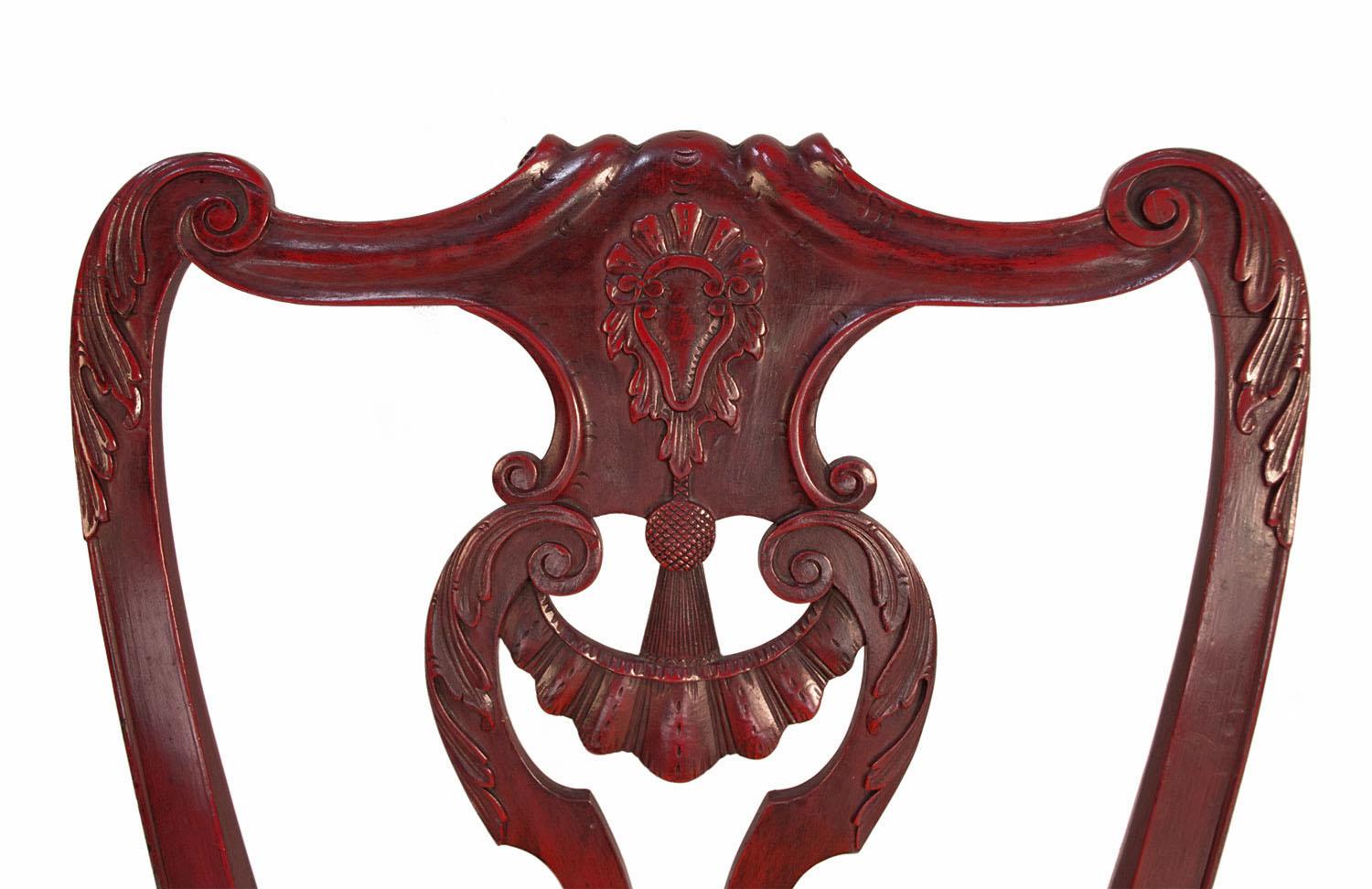 Laccato Coppia di sedie in stile Chippendale in legno laccato rosso, circa 1880 in vendita