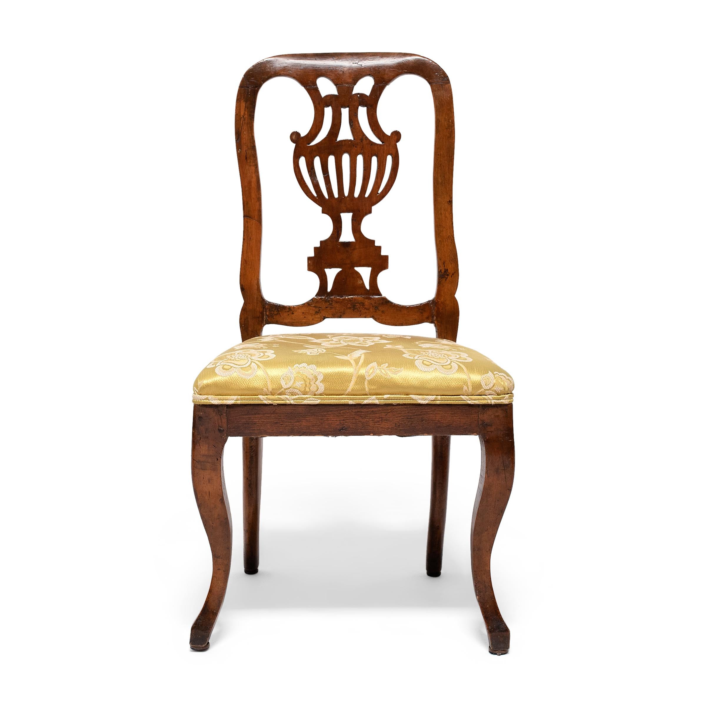 Dieses Paar antiker Esszimmerstühle ist im Stil der Chippendale-Möbel mit edlen Hartholzrahmen und gepolsterten Sitzen gefertigt. Die auf das frühe 19. Jahrhundert datierten Beistellstühle sind nur minimal verziert, um den Blick auf die geschnitzten