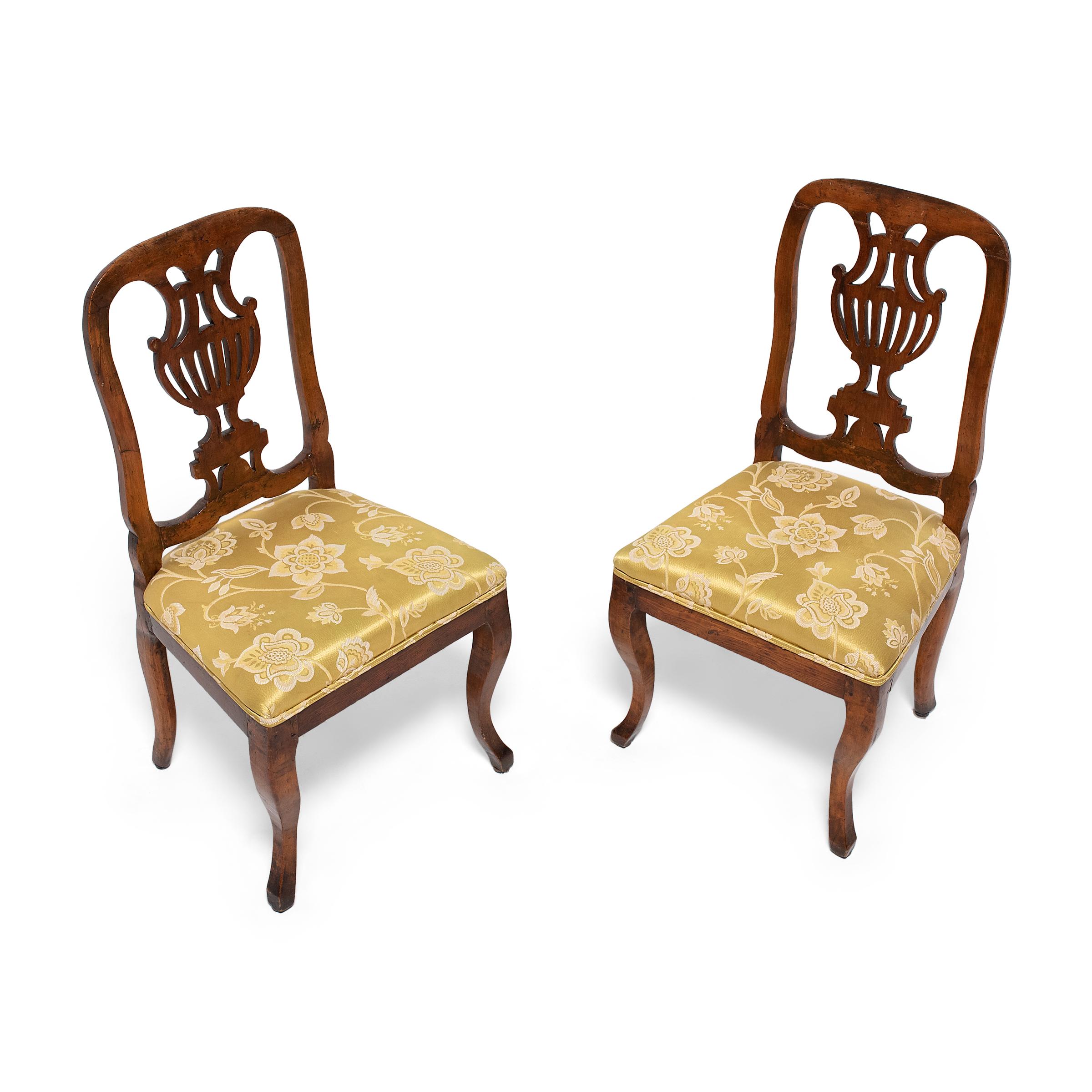 Paar europäische Esszimmerstühle im Chippendale-Stil, um 1800 (Walnuss) im Angebot
