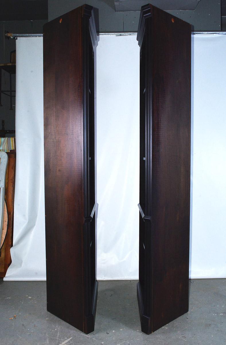 Ein Paar Eckschränke im Chippendale-Stil mit fünf Regalen (amerikanisch) im Angebot