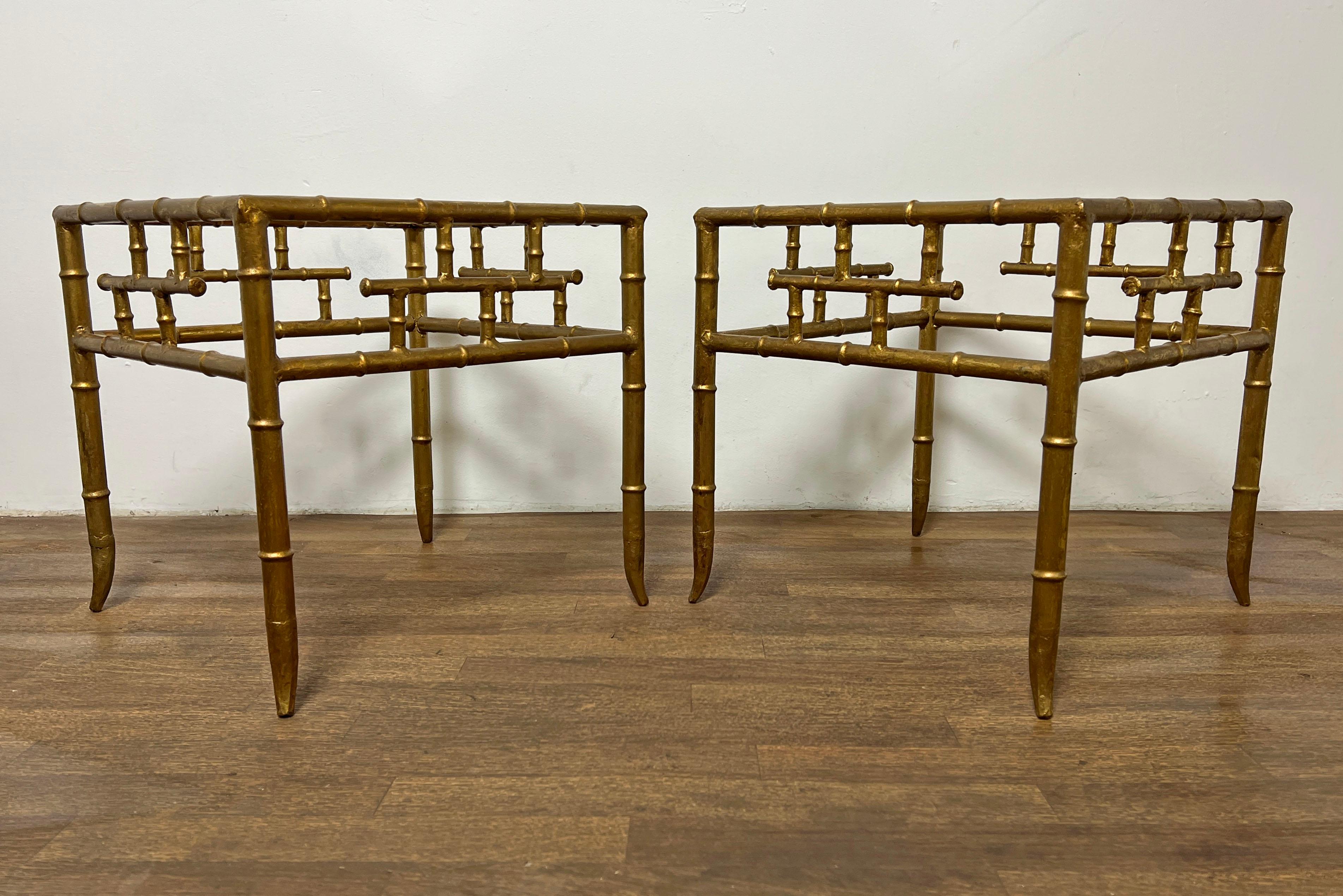 Ein Paar chinesische Beistelltische im Chippendale-Stil aus vergoldetem Bambus mit Glasplatten, ca. 1960er Jahre.
