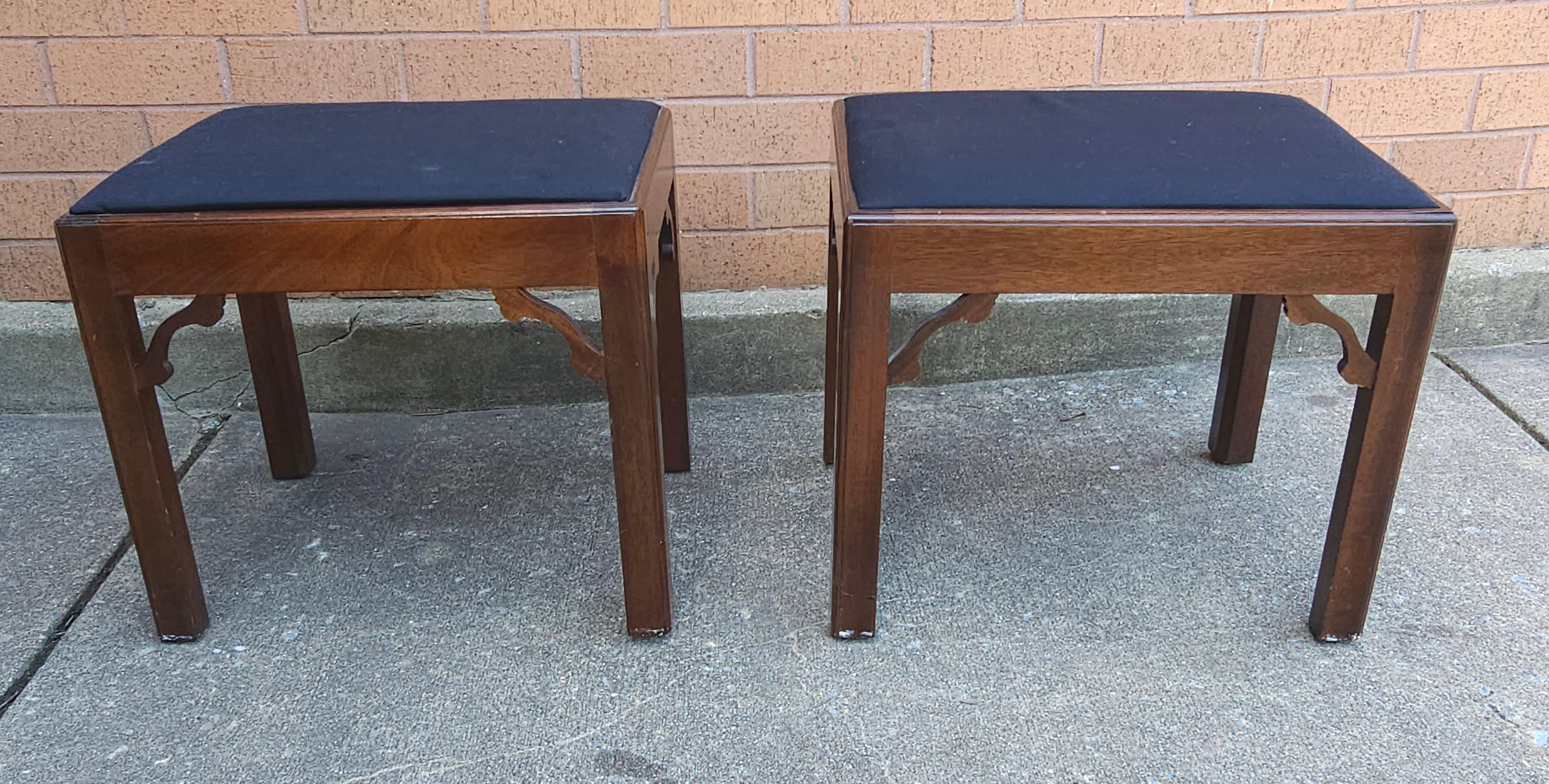 Paire de tabourets de style Chippendale en acajou et tapissés, en très bon état. Mesure 17.5
