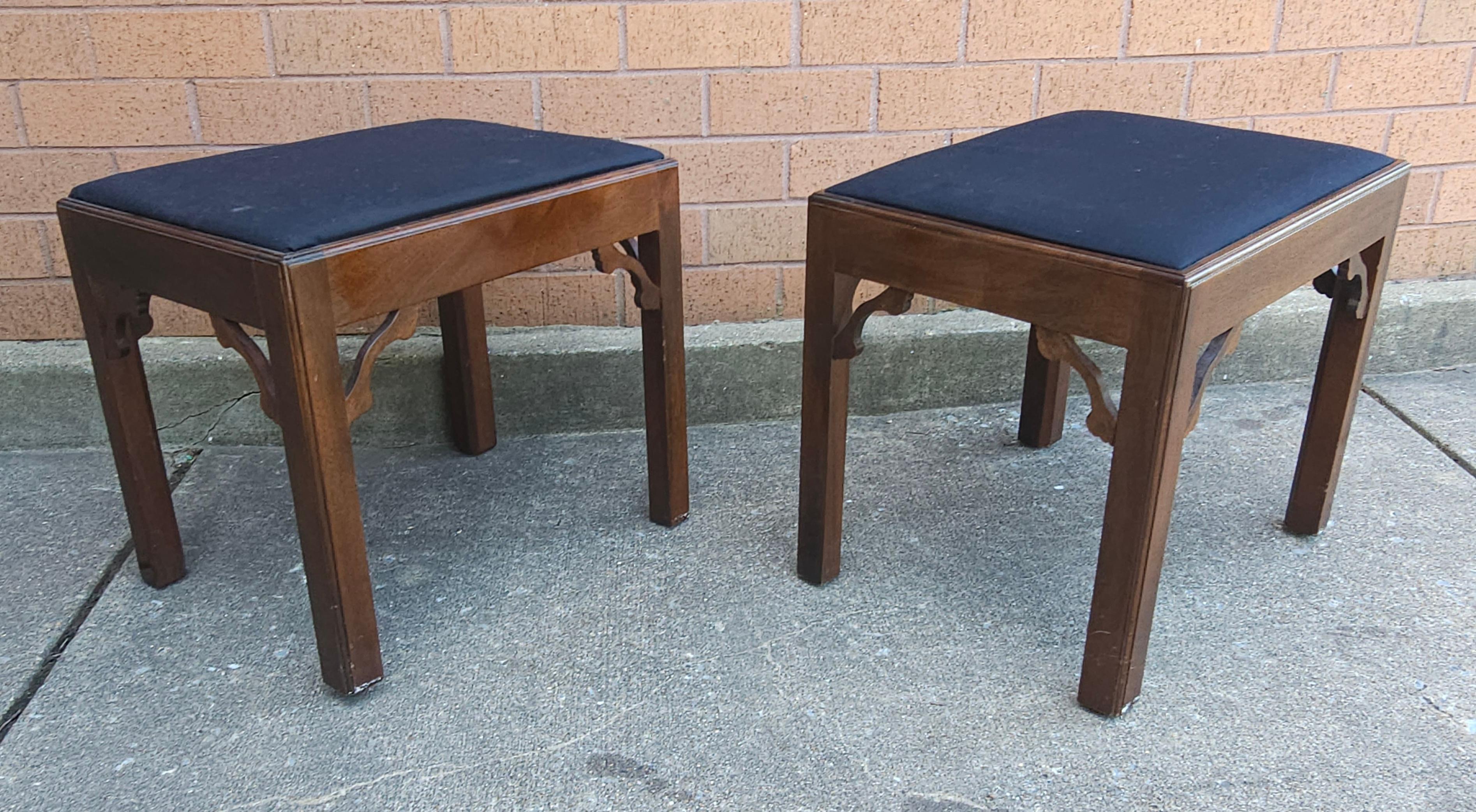 Américain Paire de tabourets de style Chippendale en acajou et pieds tapissés en vente