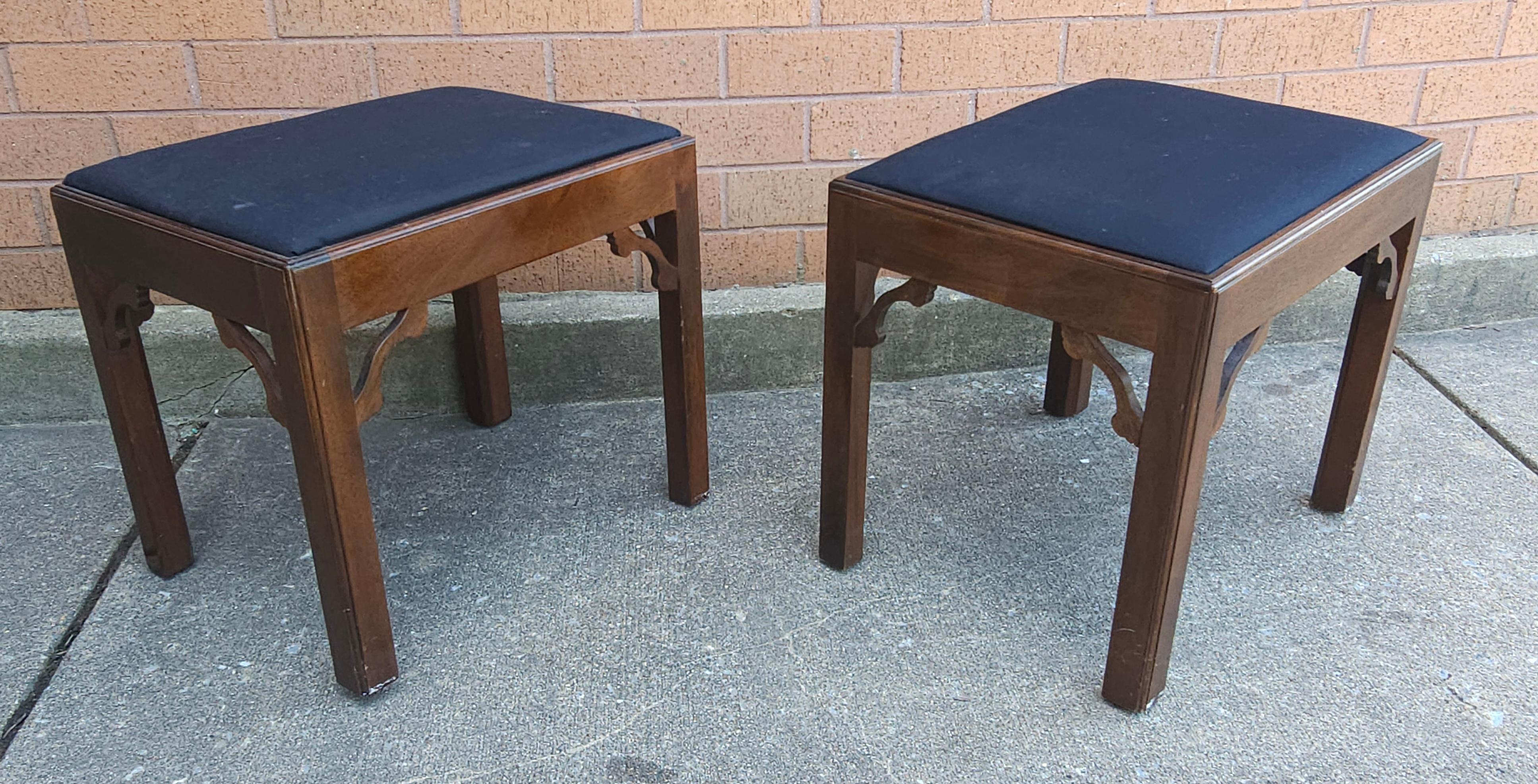 Autre Paire de tabourets de style Chippendale en acajou et pieds tapissés en vente
