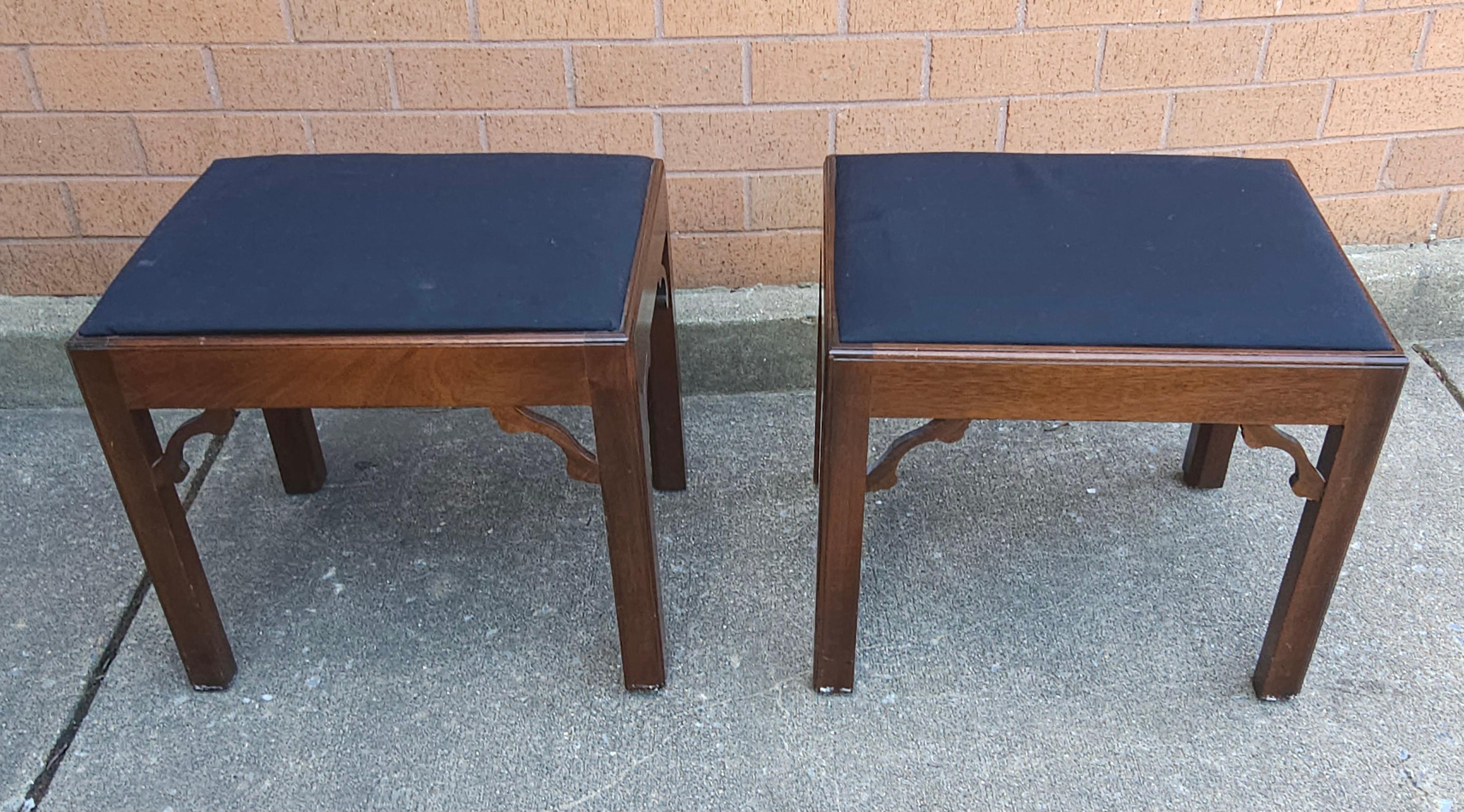 Paire de tabourets de style Chippendale en acajou et pieds tapissés Bon état - En vente à Germantown, MD