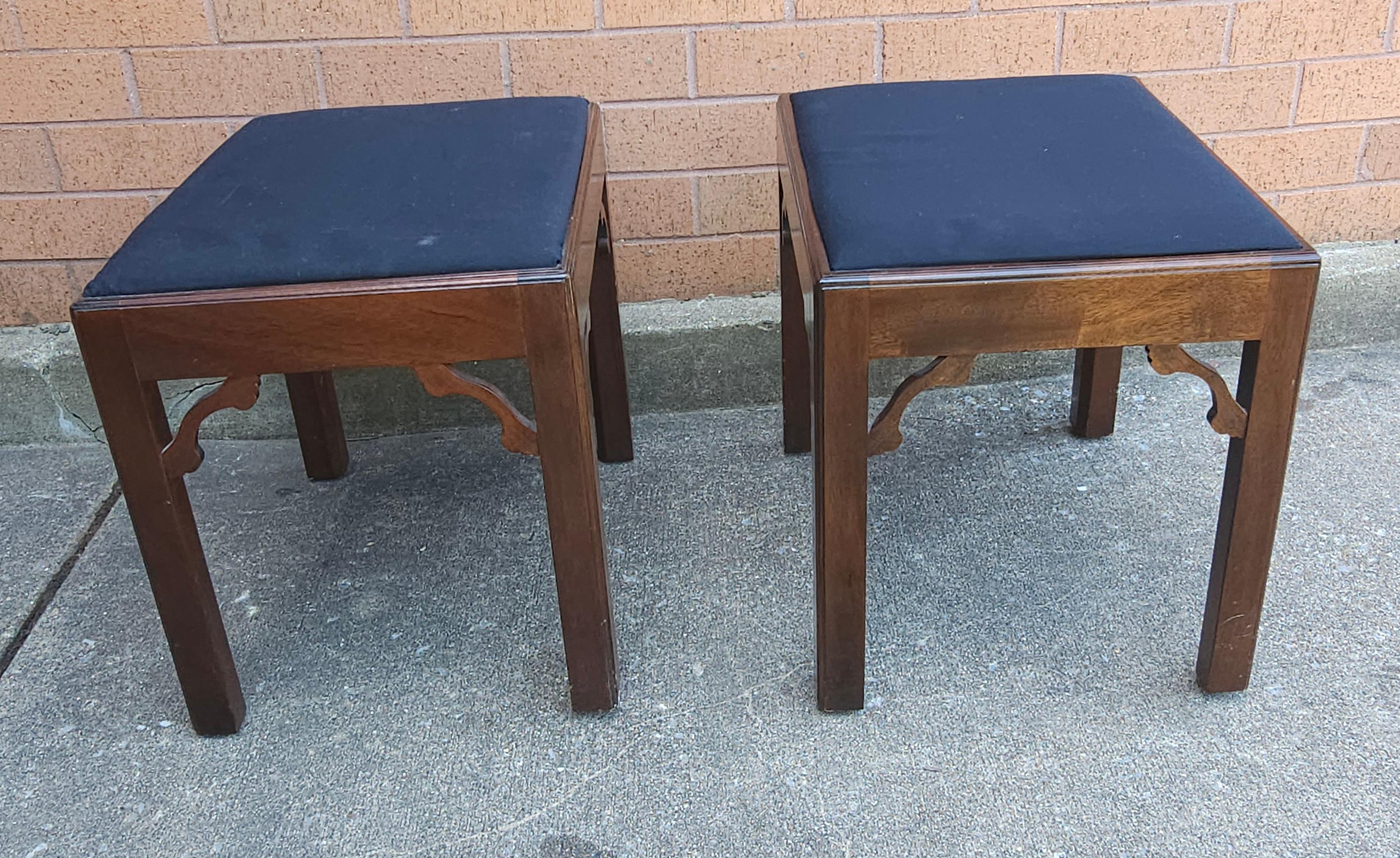 20ième siècle Paire de tabourets de style Chippendale en acajou et pieds tapissés en vente