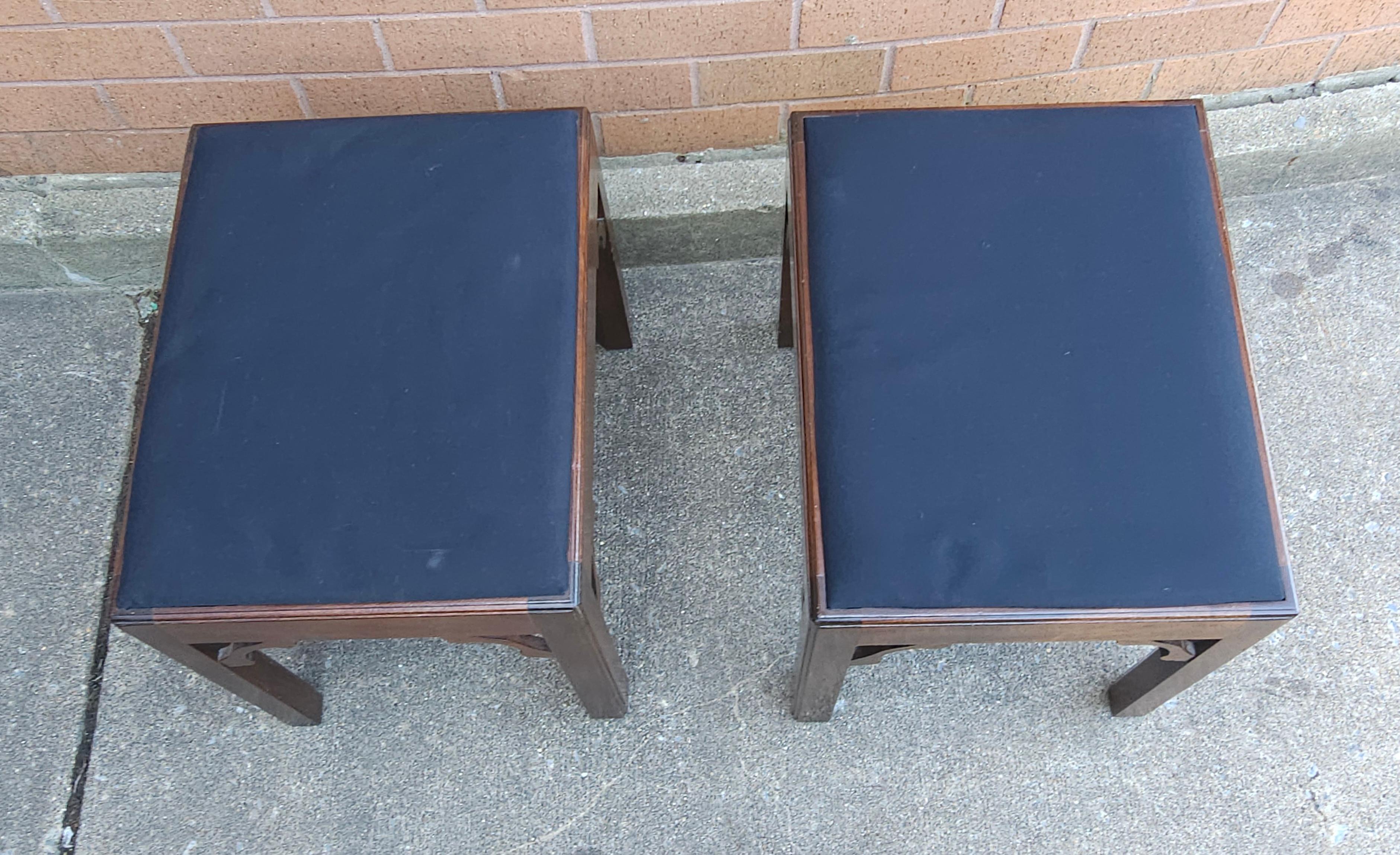 Tissu d'ameublement Paire de tabourets de style Chippendale en acajou et pieds tapissés en vente
