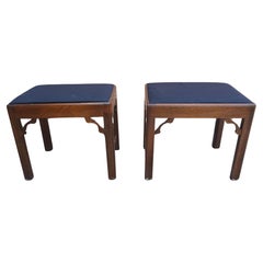 Pareja de taburetes de pie tapizados y de caoba estilo Chippendale