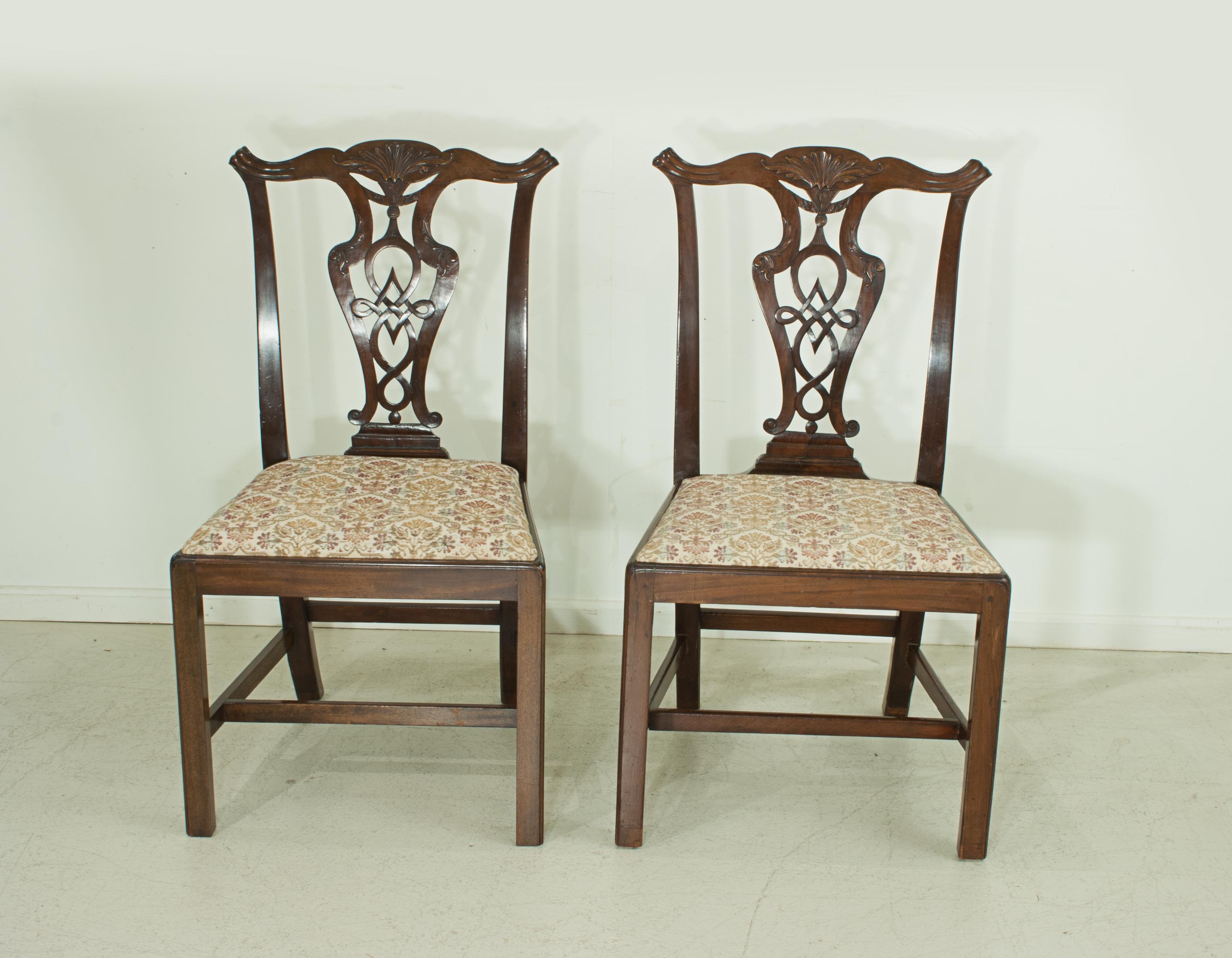 Pair of Chippendale style Mahogany dinning chairs.
A pair of very good quality early 19th century mahogany dinning chairs in the Chippendale style. The chairs with intricate carved back splats and drop-in seats.

Dimensions:
Height
98 cm / 38