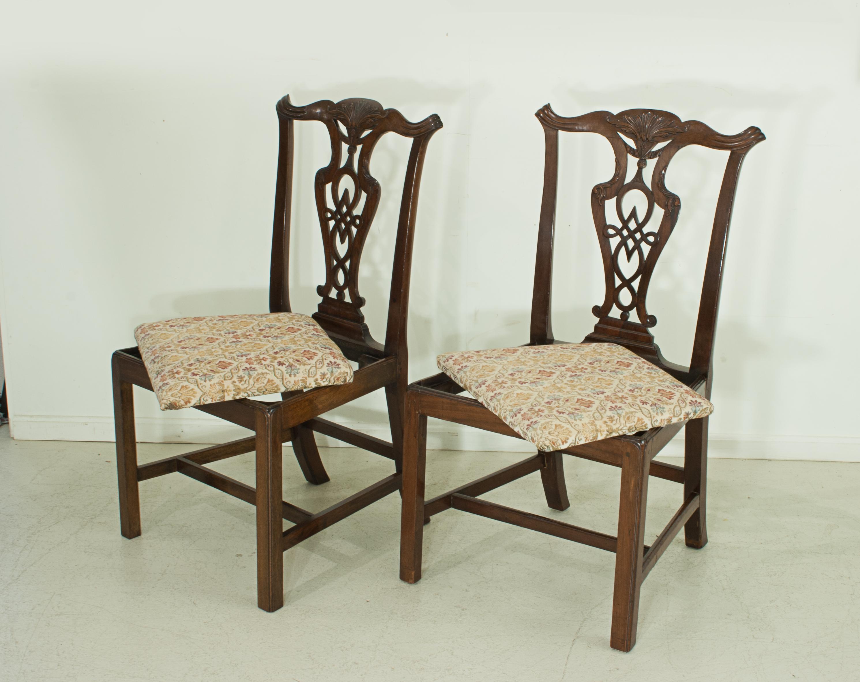 Anglais Paire de chaises de salle à manger en acajou de style Chippendale, début du 19ème siècle en vente