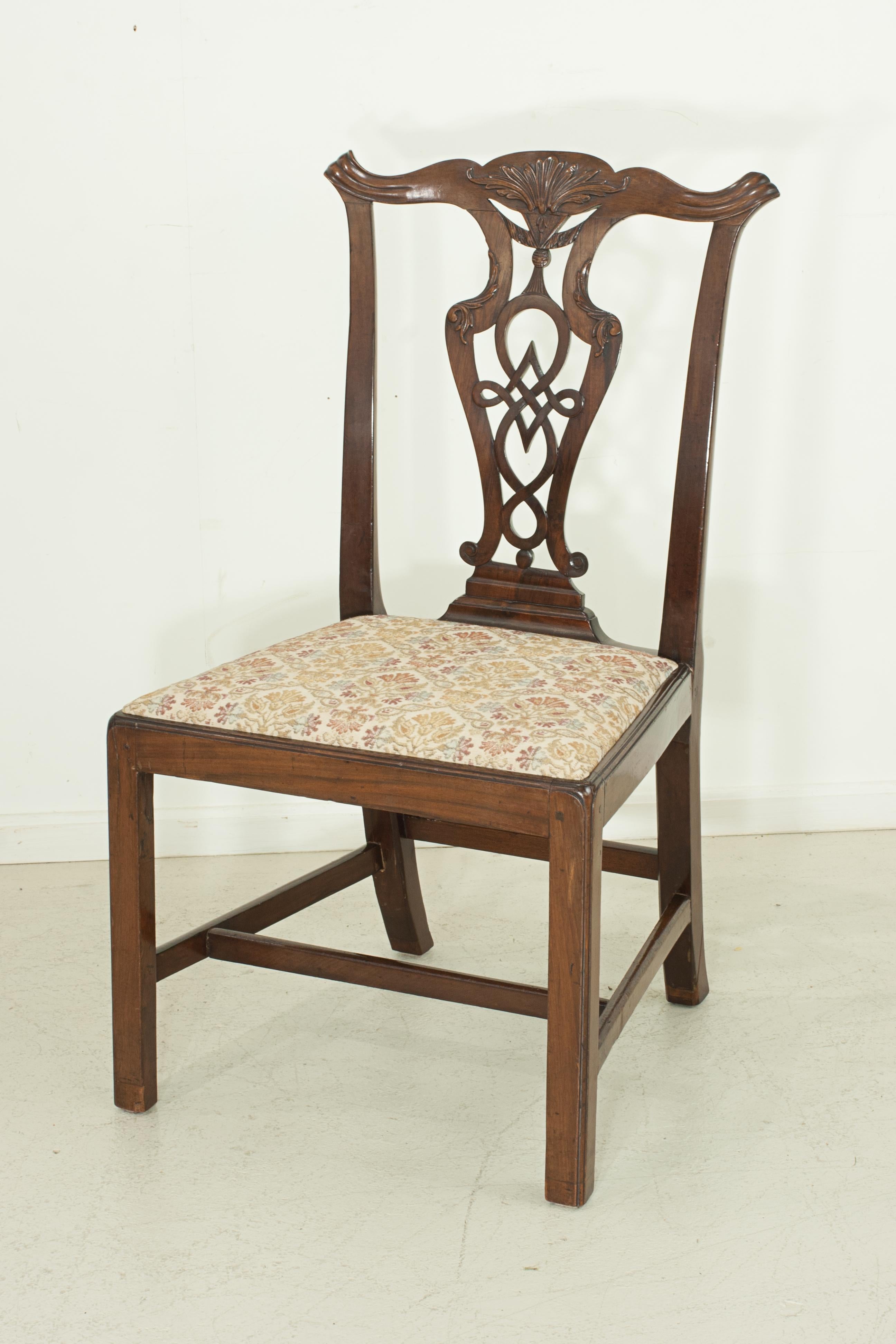 Paire de chaises de salle à manger en acajou de style Chippendale, début du 19ème siècle Bon état - En vente à Oxfordshire, GB