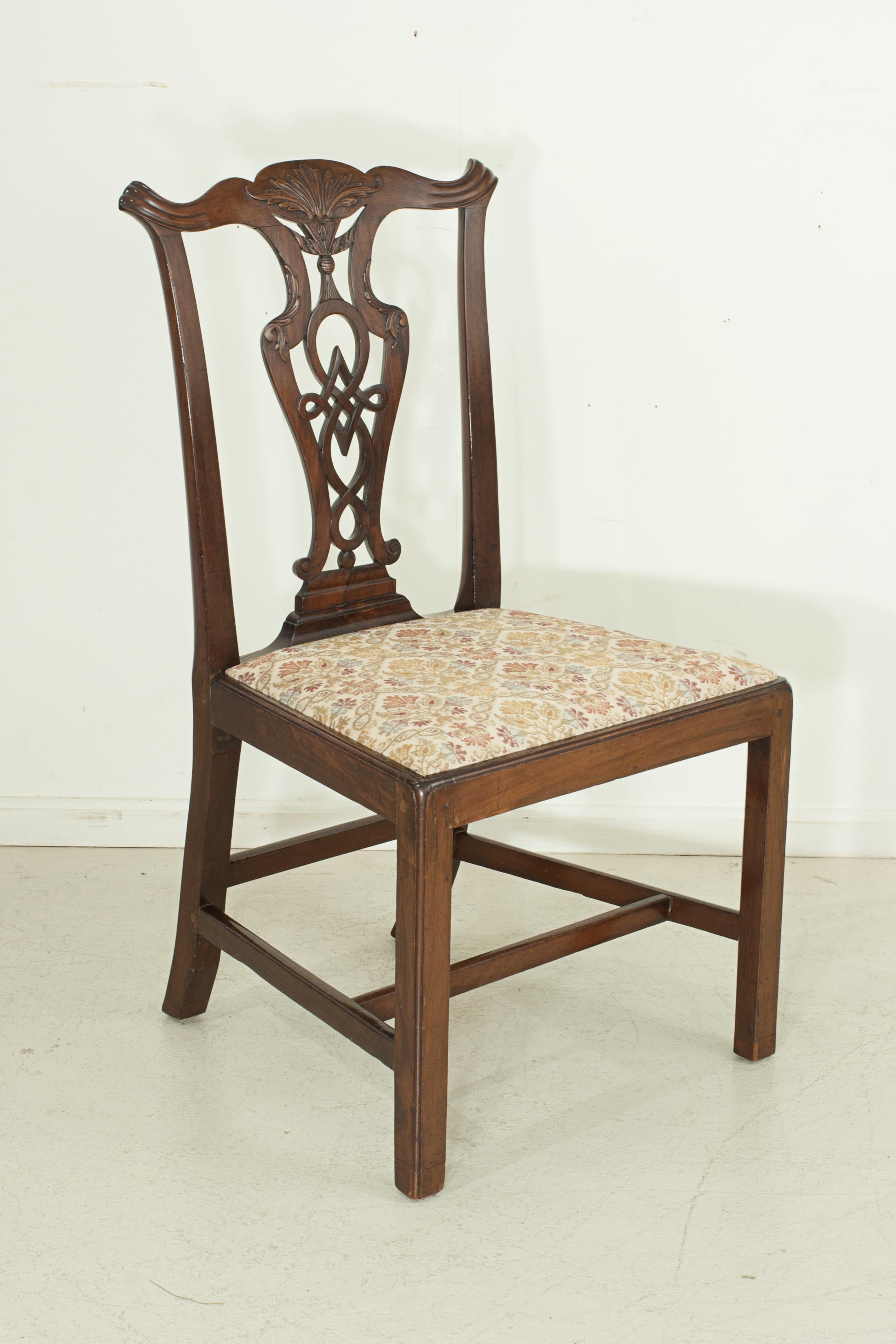 XIXe siècle Paire de chaises de salle à manger en acajou de style Chippendale, début du 19ème siècle en vente