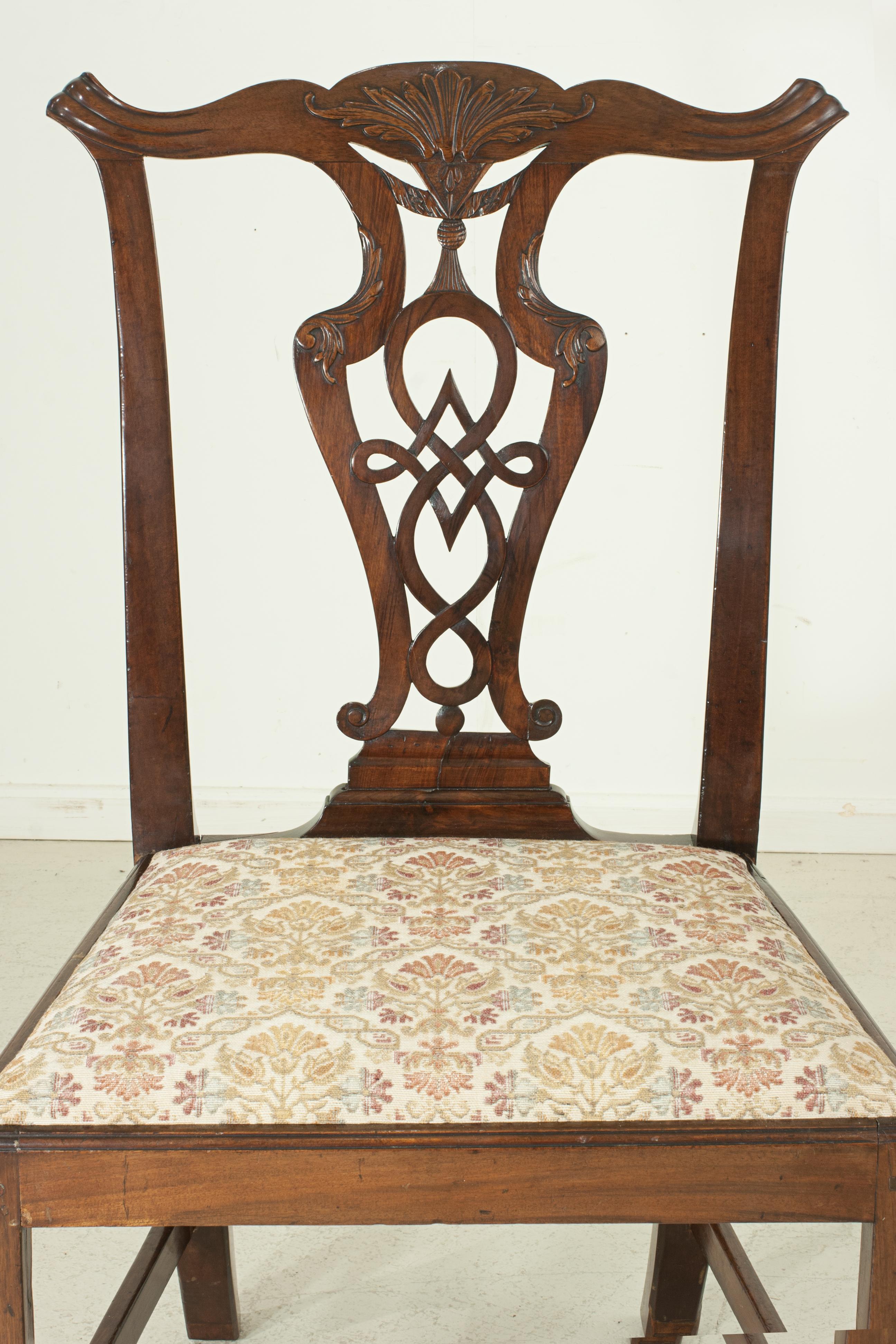 Paire de chaises de salle à manger en acajou de style Chippendale, début du 19ème siècle en vente 1