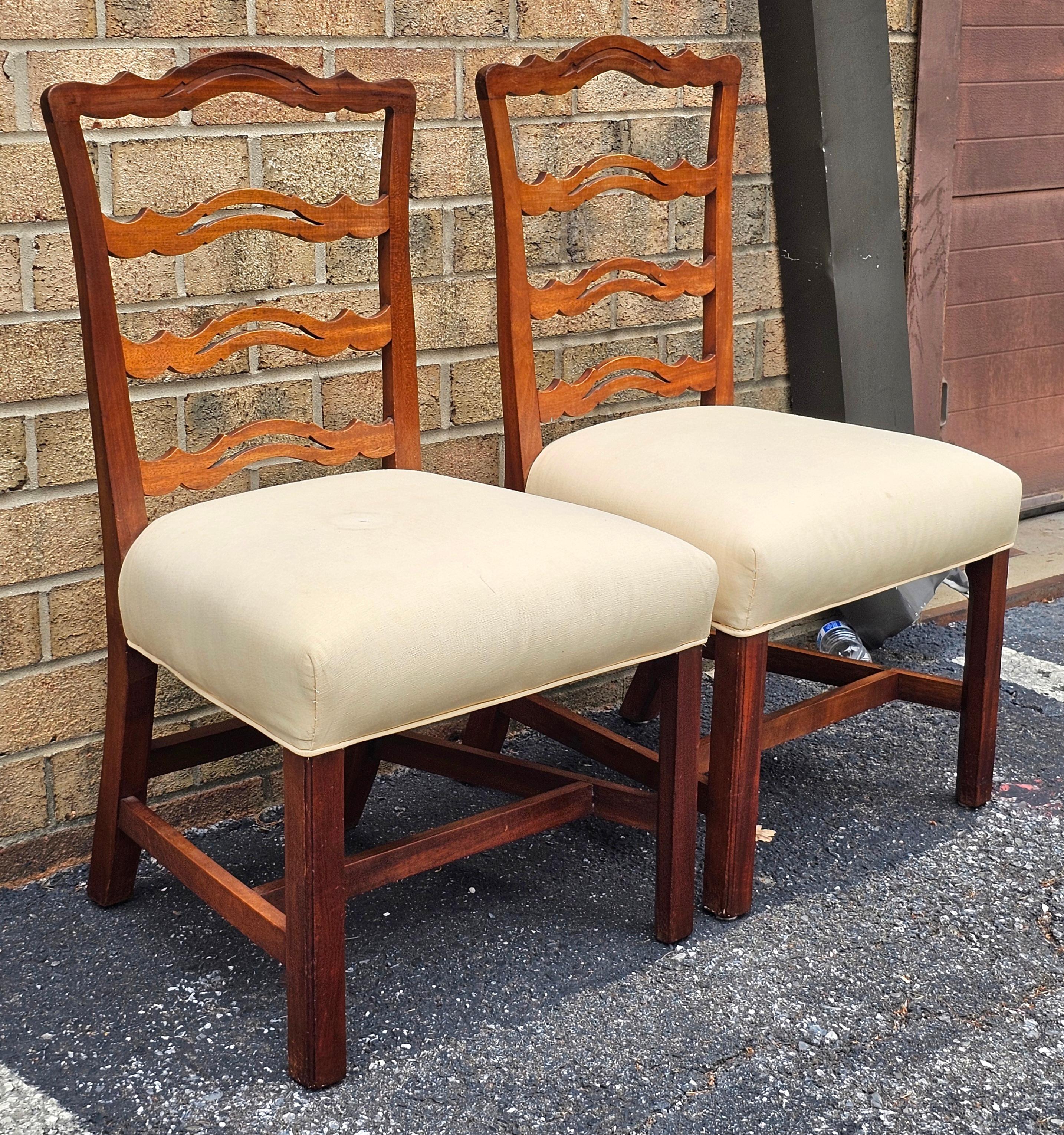 Paar Beistellstühle aus Mahagoni im Chippendale-Stil mit durchbrochener Leiterlehne (amerikanisch) im Angebot