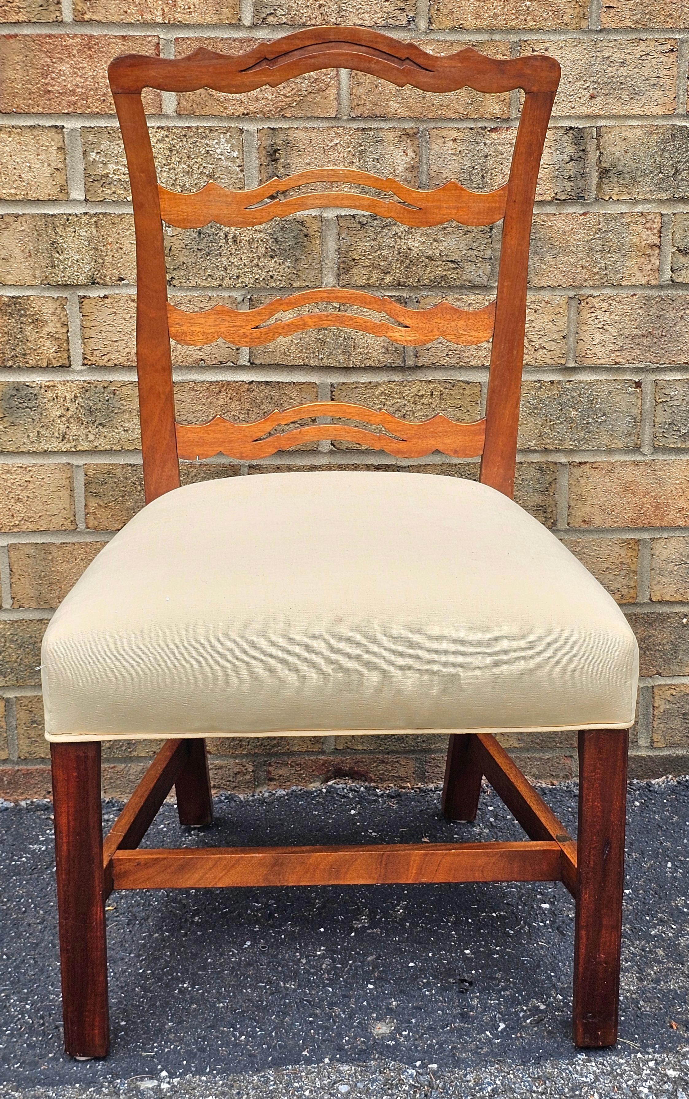 Paar Beistellstühle aus Mahagoni im Chippendale-Stil mit durchbrochener Leiterlehne im Zustand „Gut“ im Angebot in Germantown, MD