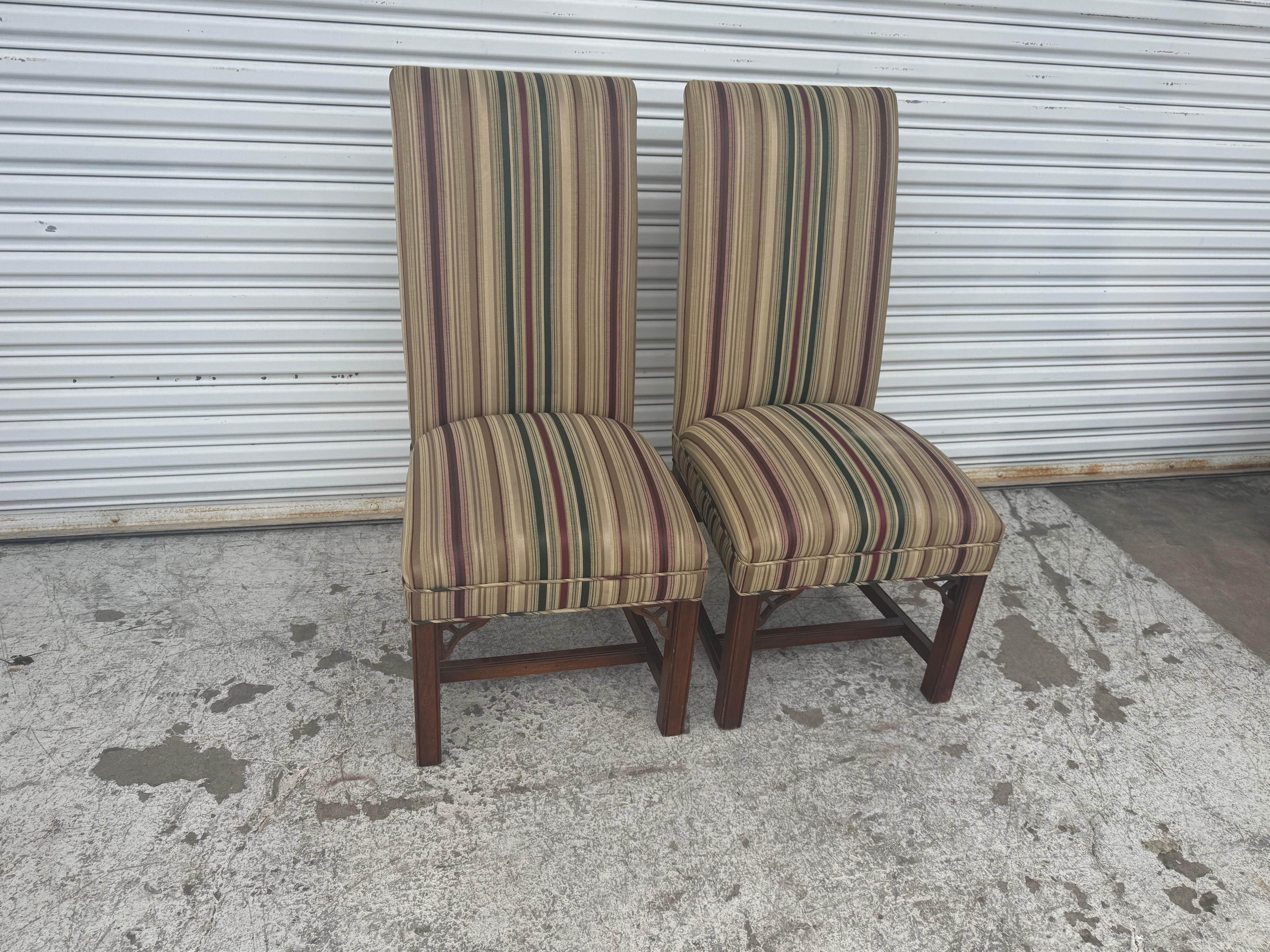 Dieses Paar Beistellstühle im Chippendale-Stil ist aus Mahagoni gefertigt.
Sie sind mit einem gestreiften Bezug gepolstert, den wir stark
empfehlen eine Neupolsterung.
