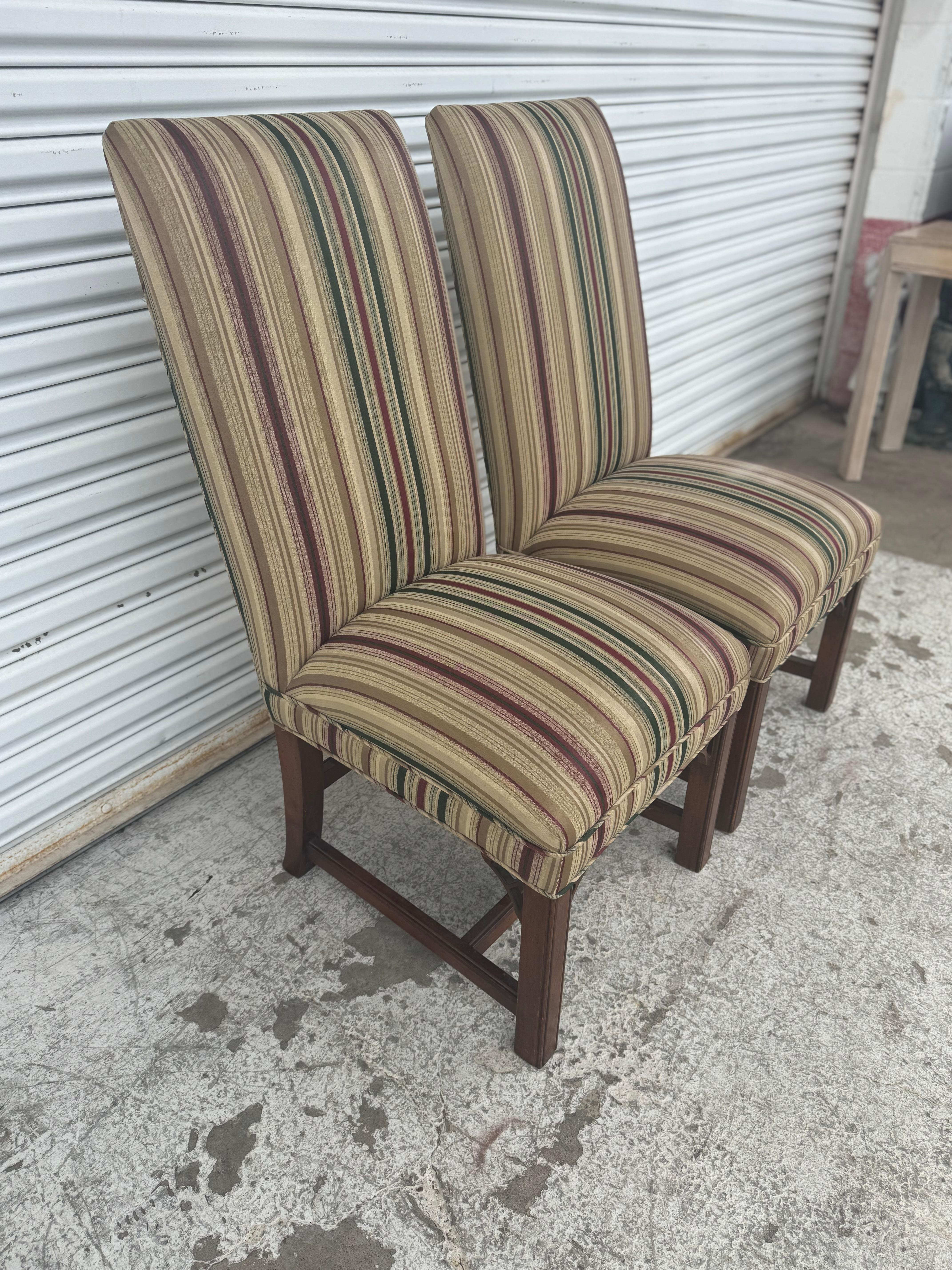 Paar Mahagoni-Seitenchairs im Chippendale-Stil (amerikanisch) im Angebot