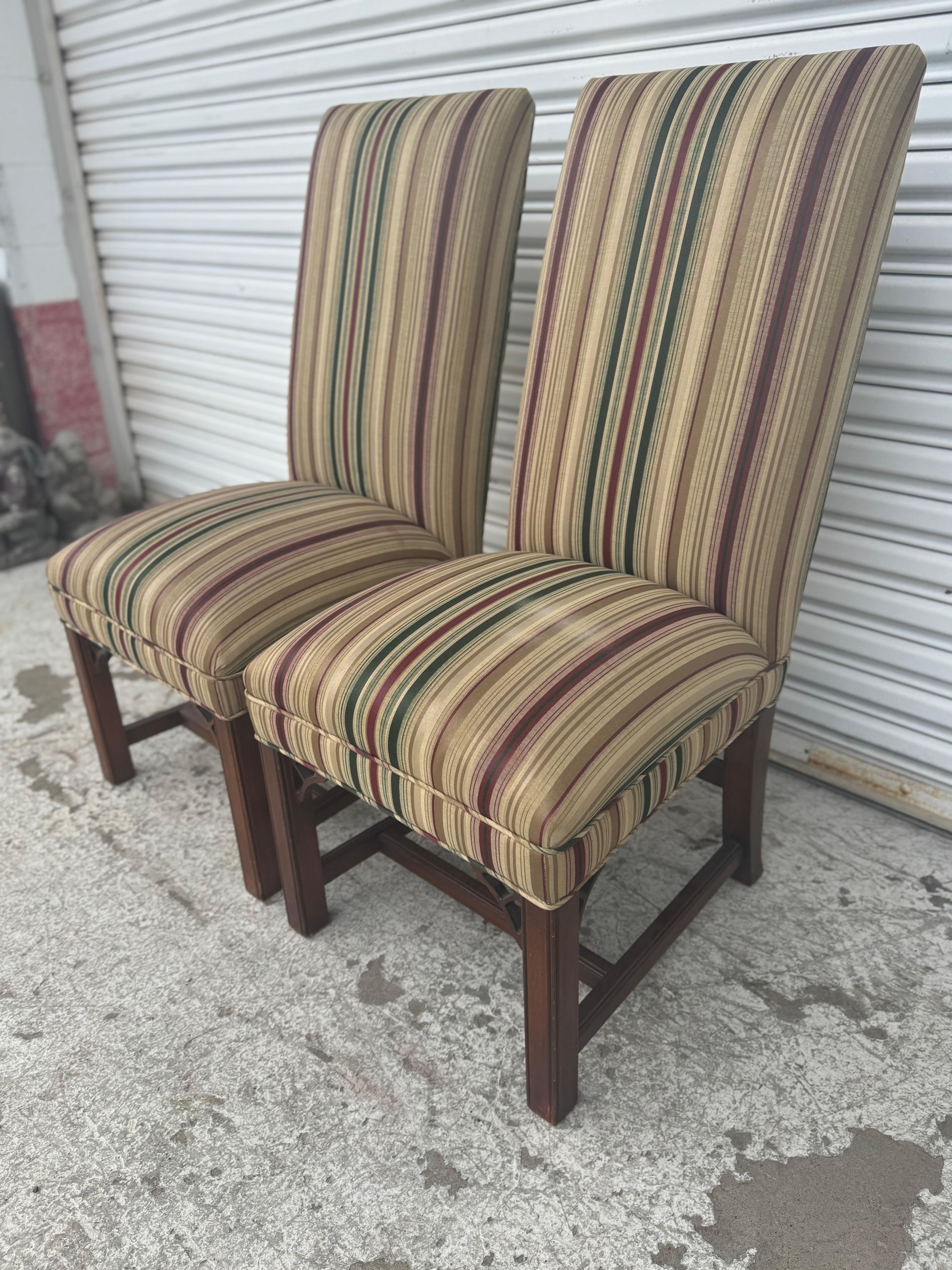 Paar Mahagoni-Seitenchairs im Chippendale-Stil im Zustand „Gut“ im Angebot in Pasadena, TX