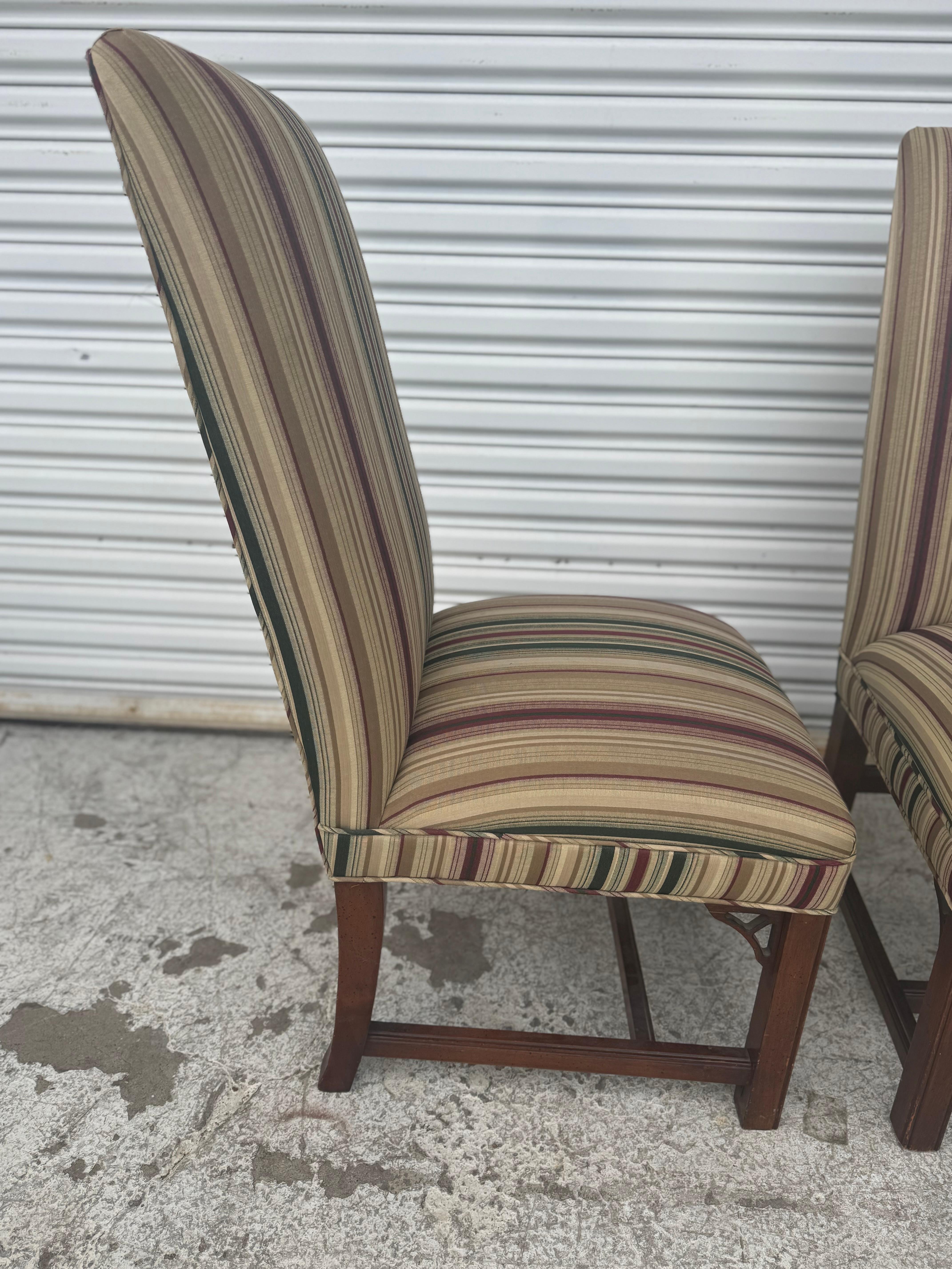 Paar Mahagoni-Seitenchairs im Chippendale-Stil (20. Jahrhundert) im Angebot