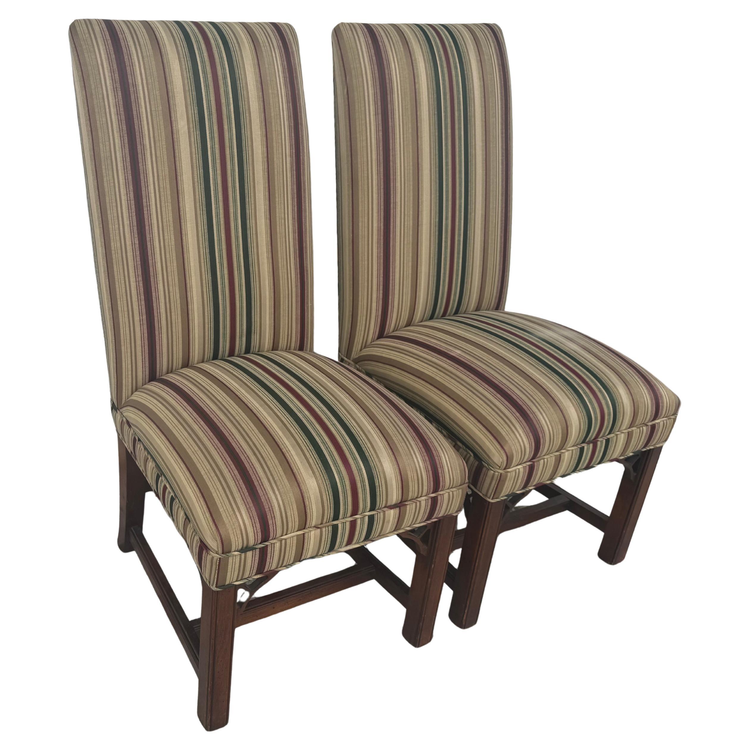 Paar Mahagoni-Seitenchairs im Chippendale-Stil
